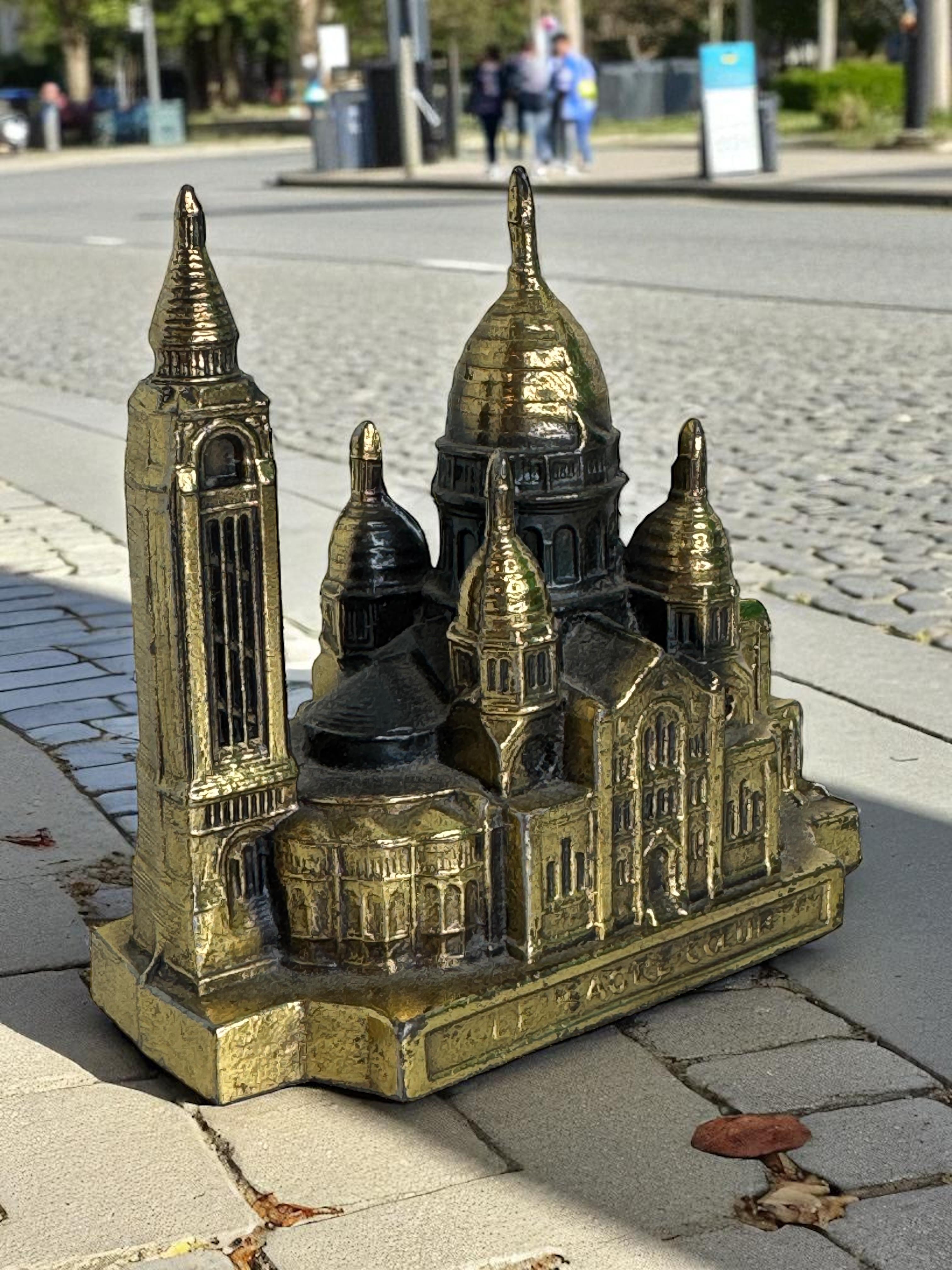 Souvenir della cattedrale del Sacro Cuore Edificio Architettonico da collezione Francia in vendita 4