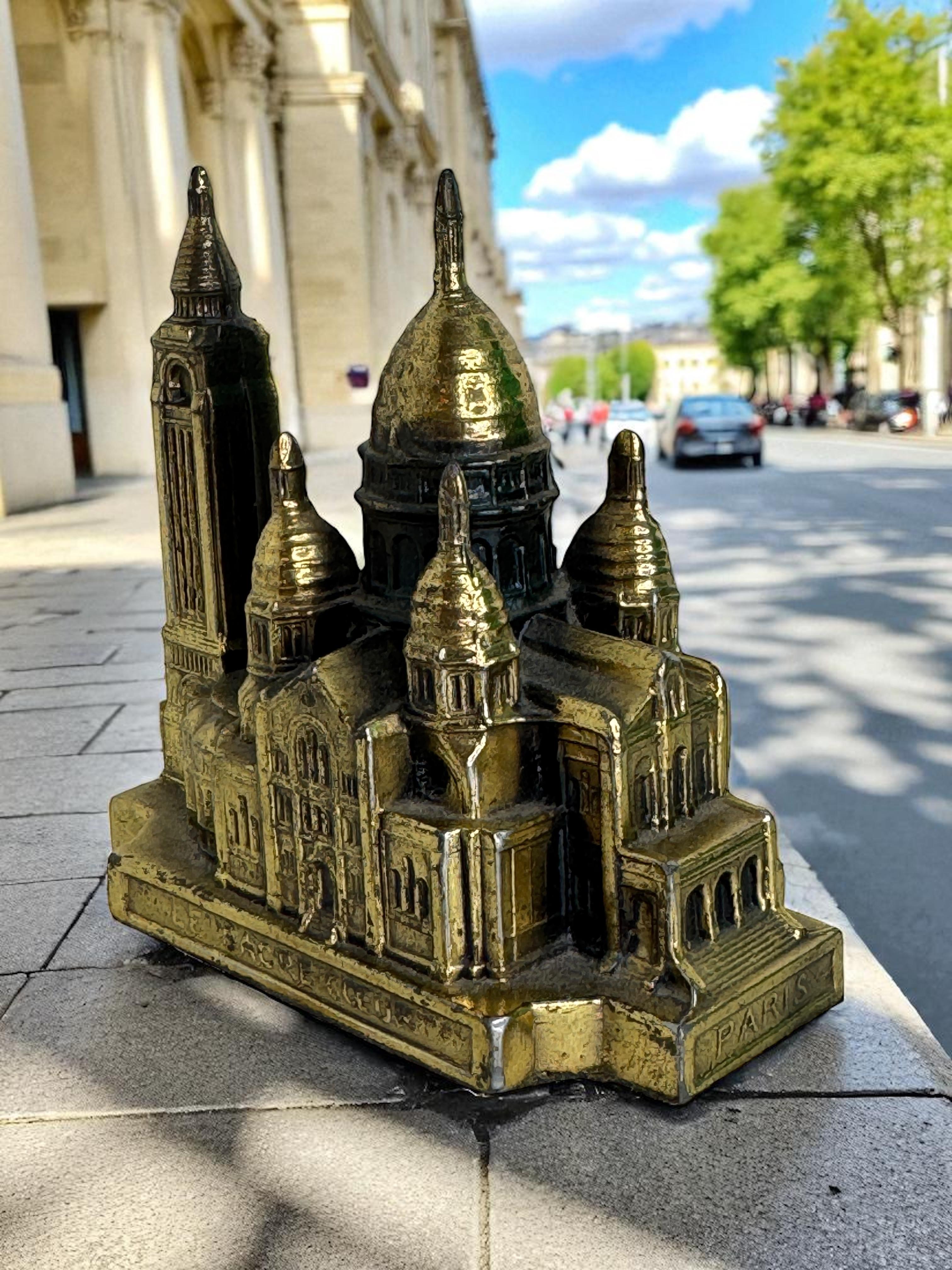 Souvenir della cattedrale del Sacro Cuore Edificio Architettonico da collezione Francia in vendita 5