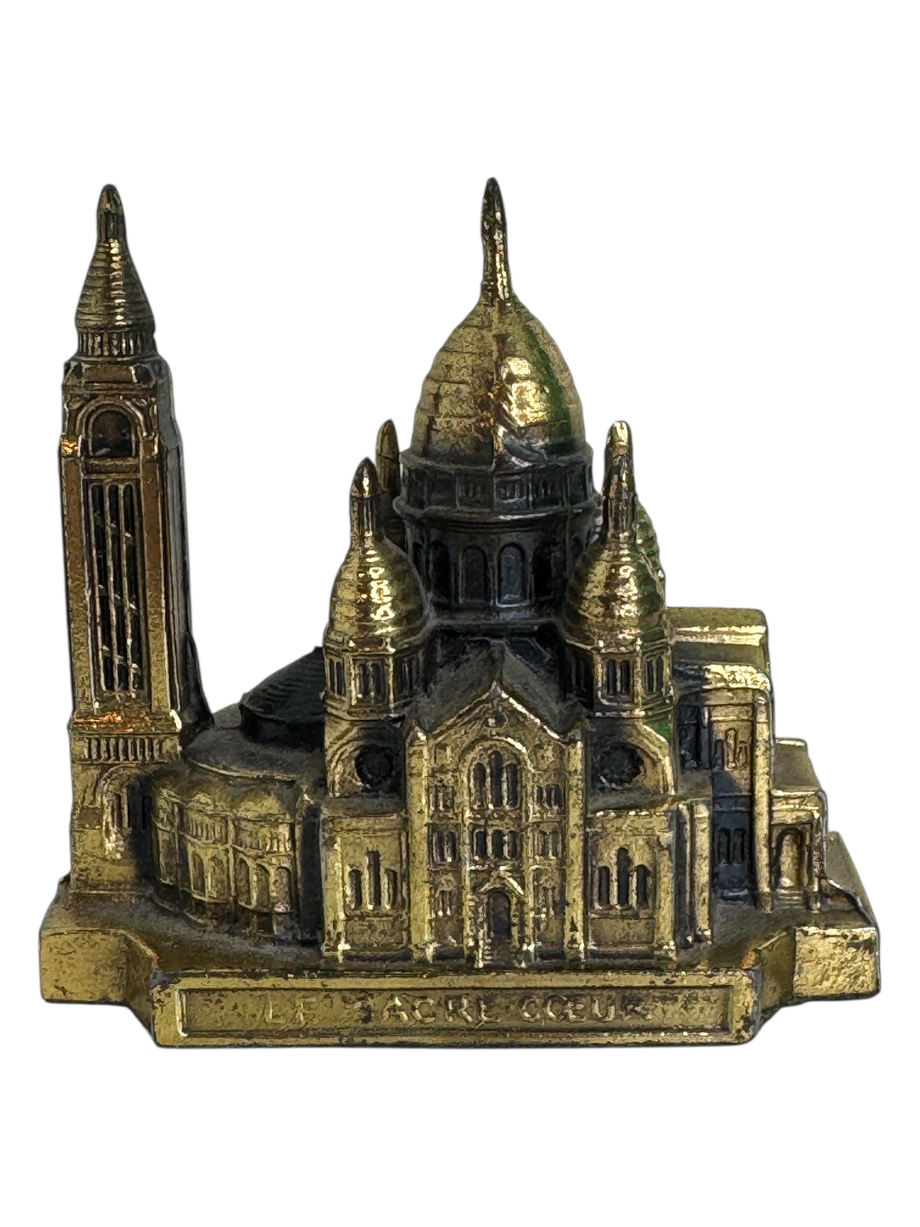 Una scultura decorativa dell'edificio come souvenir. Alcuni segni di usura con una bella patina, ma questo è dovuto all'età. Realizzato in metallo. Questo oggetto è stato acquistato come souvenir durante un Grand Tour in Europa e probabilmente è