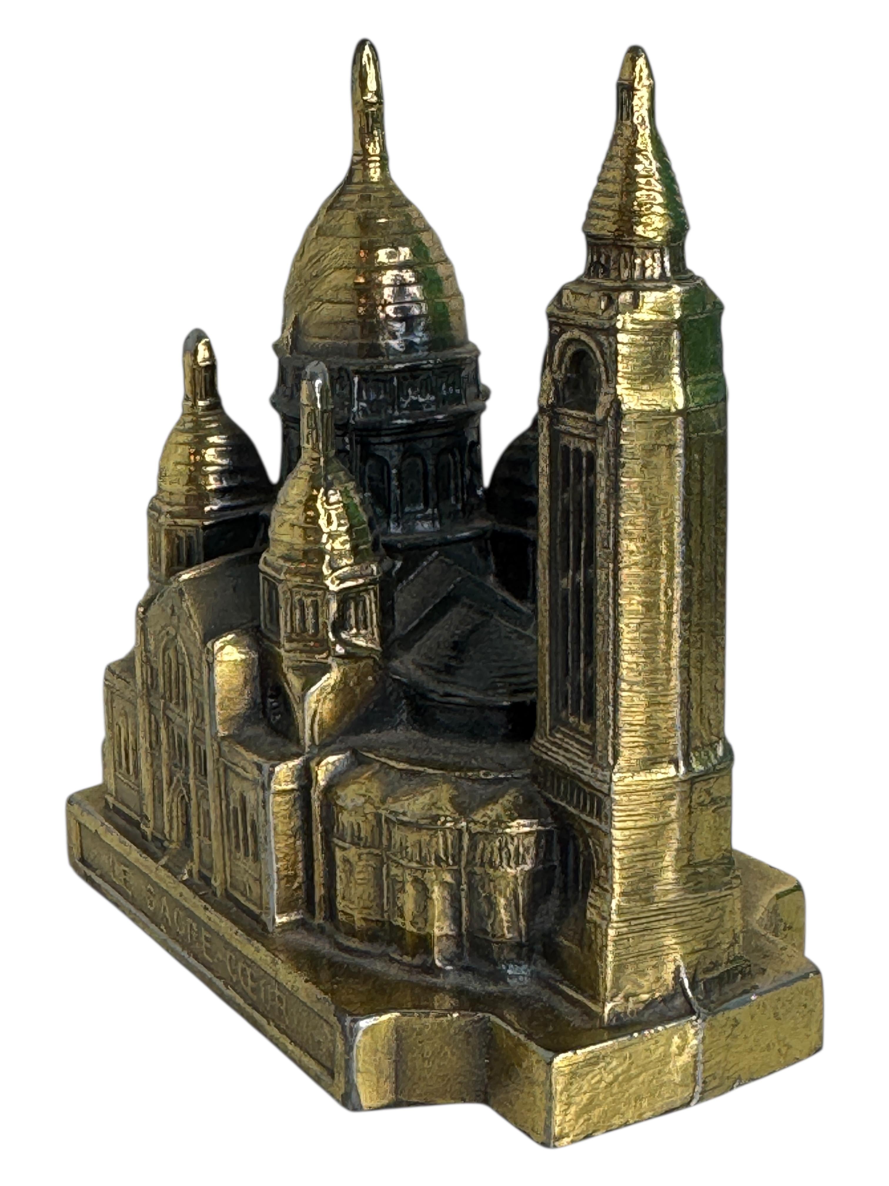 Metà XX secolo Souvenir della cattedrale del Sacro Cuore Edificio Architettonico da collezione Francia in vendita