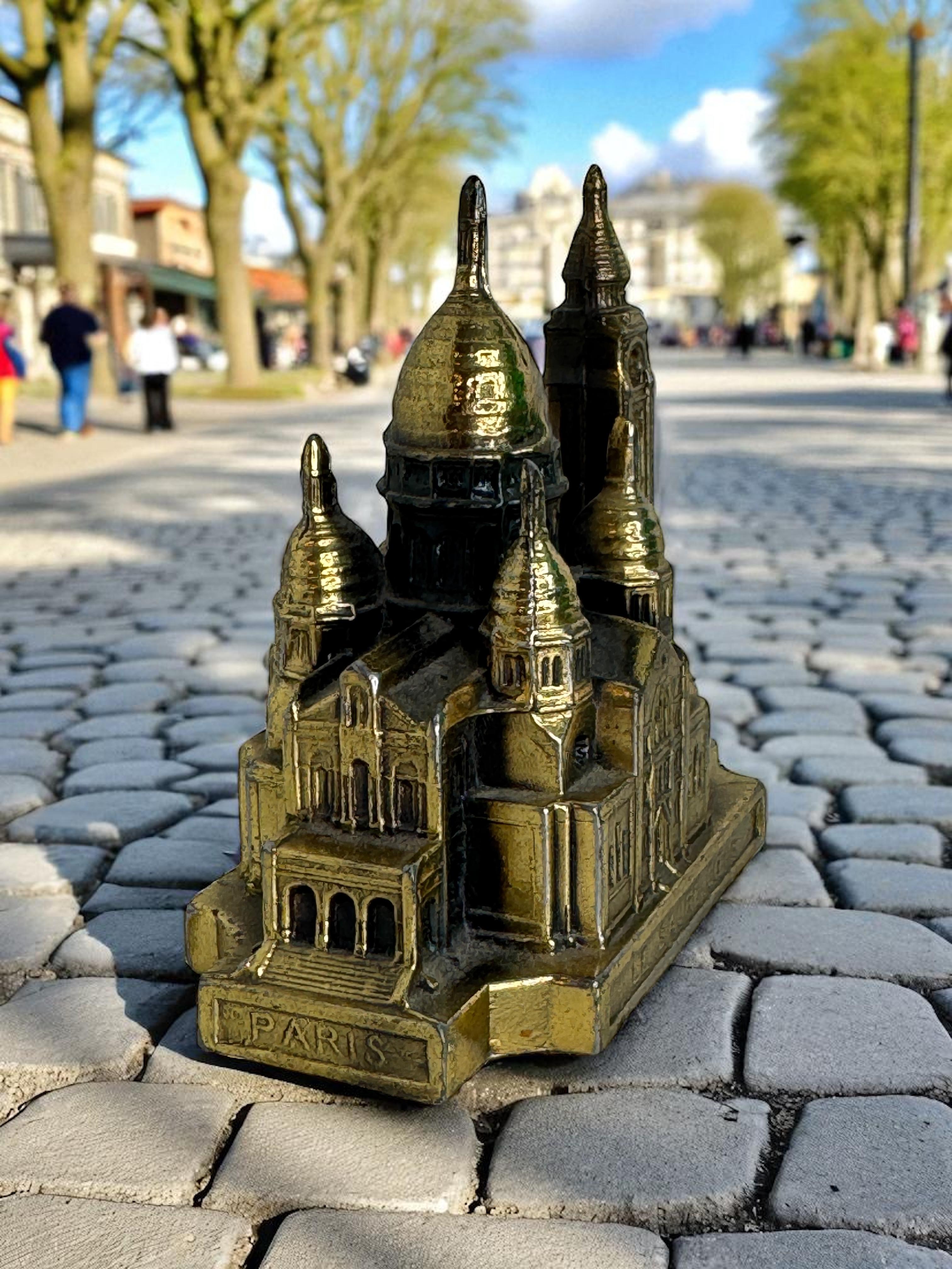 Souvenir della cattedrale del Sacro Cuore Edificio Architettonico da collezione Francia in vendita 2