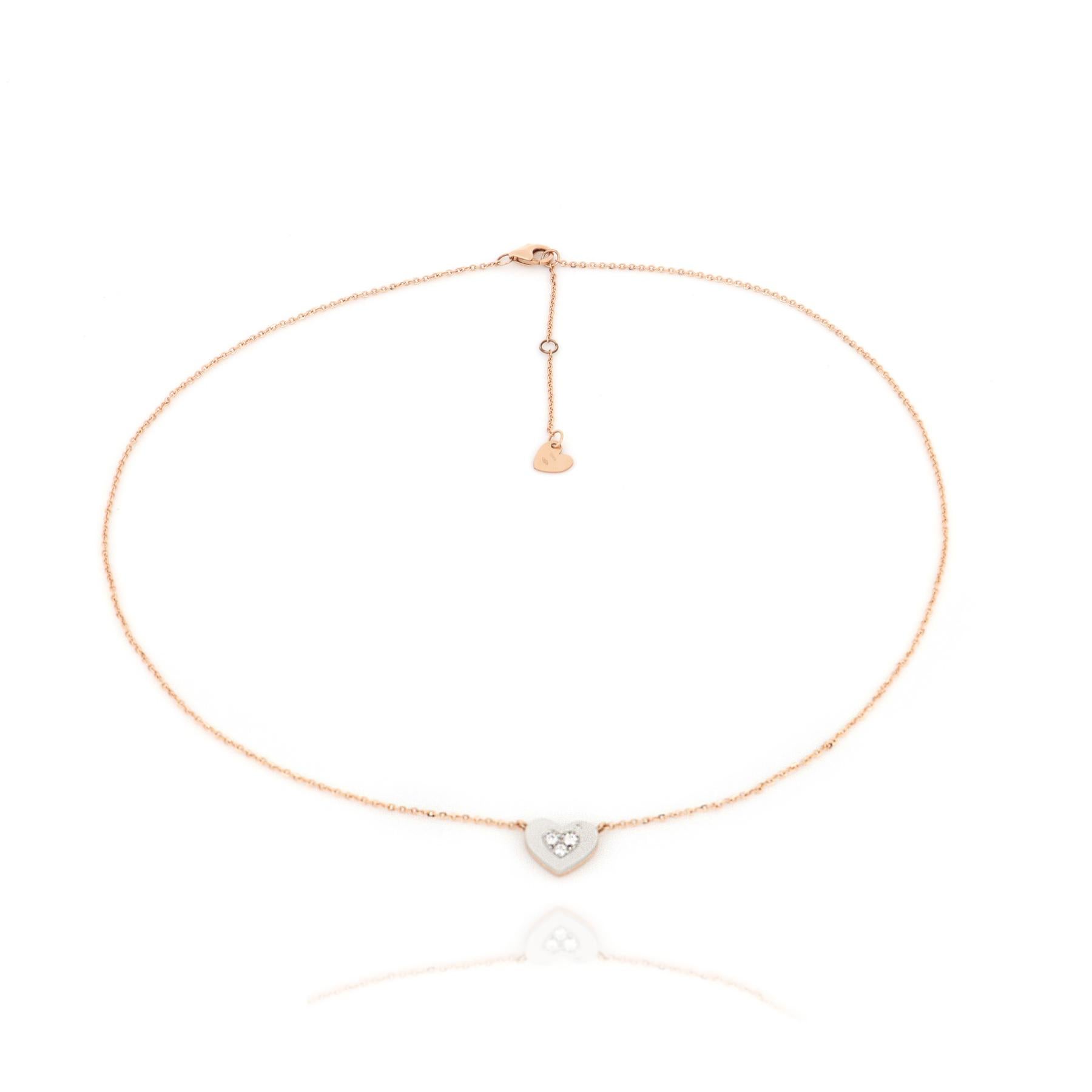 White and rose gold necklace where the focus of attention is on the bright diamonds in the central heart, which opening reveals a precious secret.

Necklace lenght 43 cm with extension at 45 cm and 48 cm, rose gold diamond chain, openable heart
