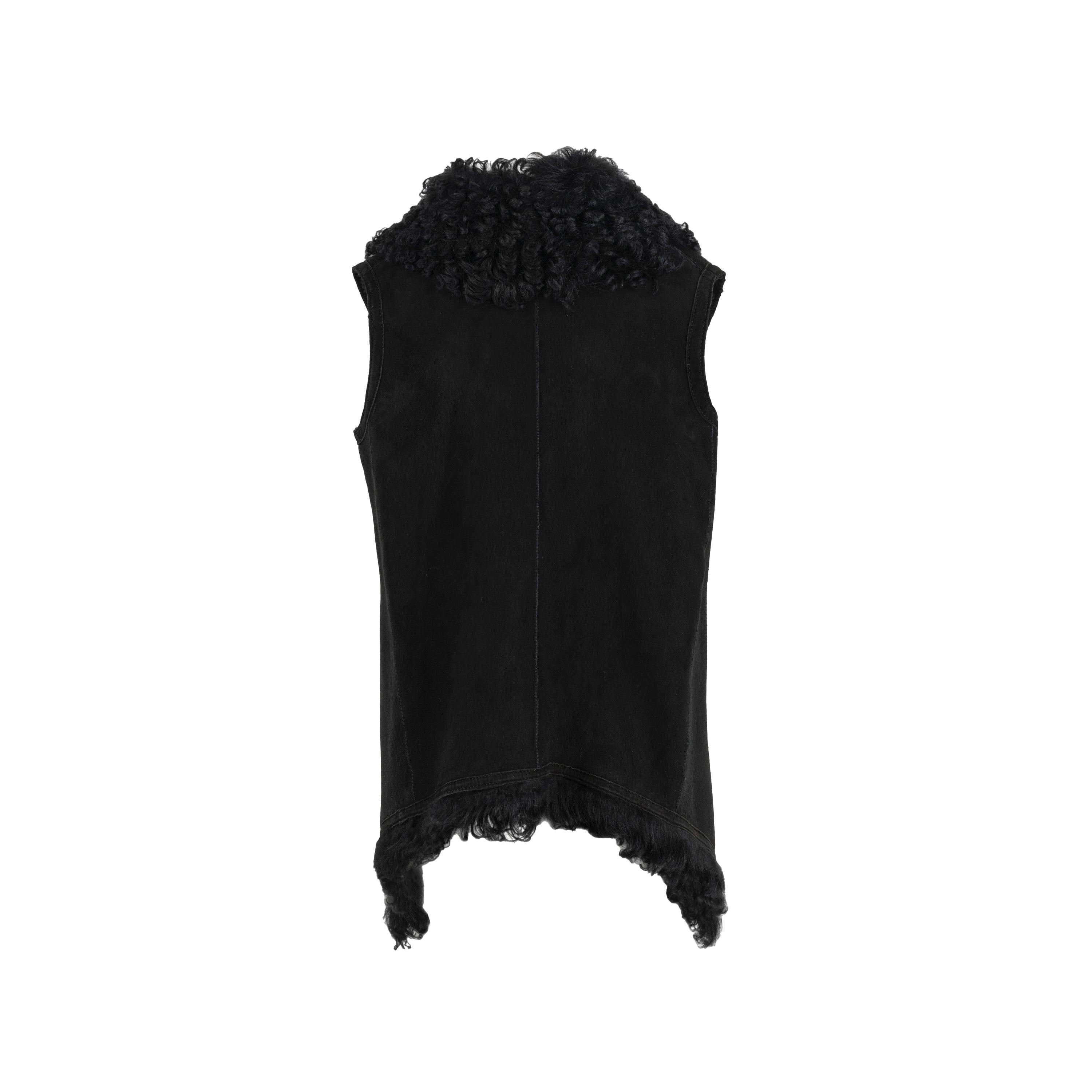 This vintage Le Sentier vest, crafted with luxe black leather and wool, features a double-breasted front and lapels. 4 decorative buttons provide a subtle, classic finish.
 
 Total length:54;Measure sleeves:26;Bust:43