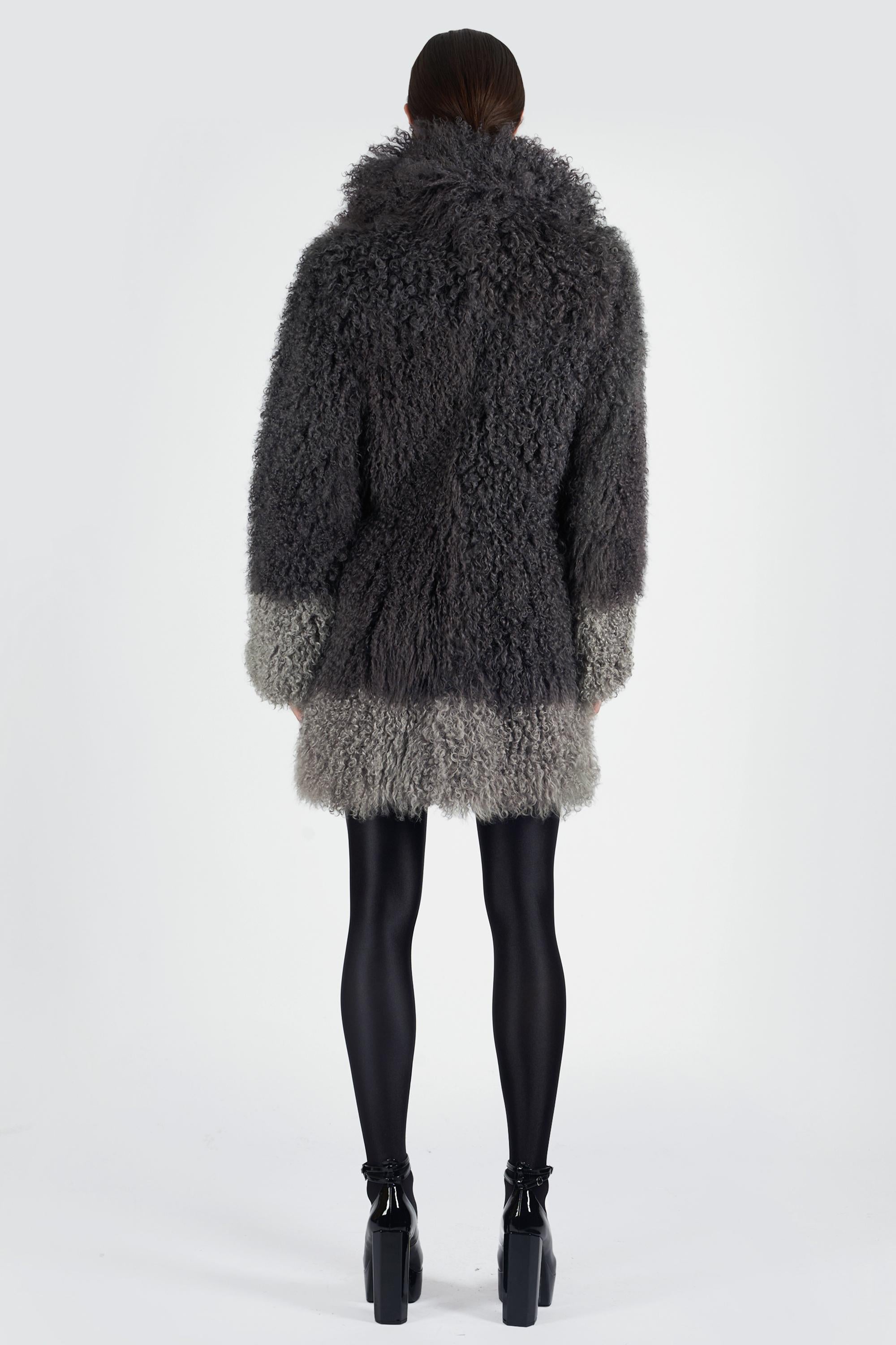 We are very excited to present this Le Sentier Vintage 1990’s two tone shaggy fur coat. Features a large lapel, hooks for closure and grey fur. In excellent vintage condition. Authenticity guaranteed.

Label size: N/A
Modern size: UK: 8 to 12, US: 4