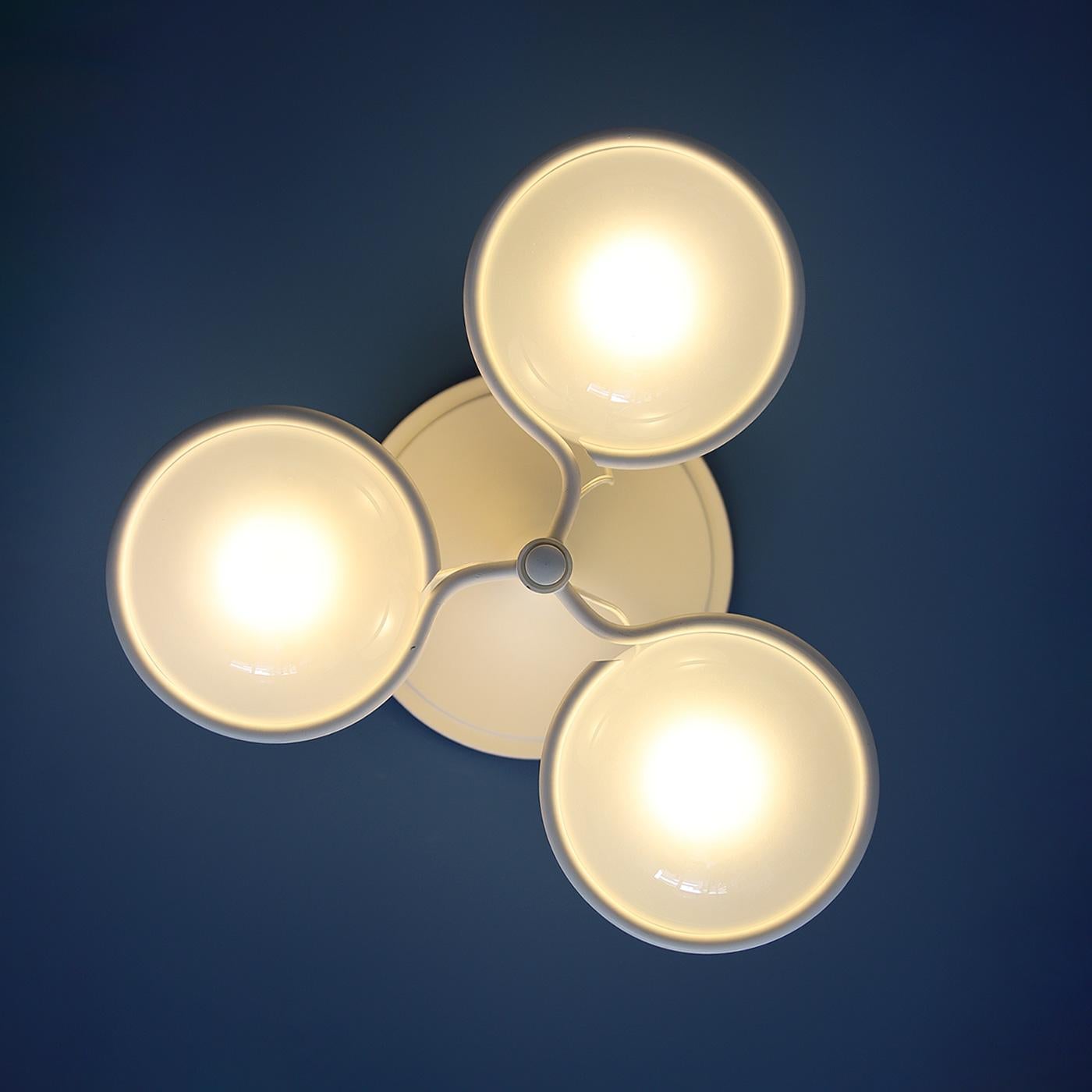 Gino Sarfatti was an Italian designer and a pioneer in lighting design. In 1939, he founded Arteluce, through which he developed many innovative lighting models. Sarfatti combined technical expertise with aesthetics, constantly experimenting with