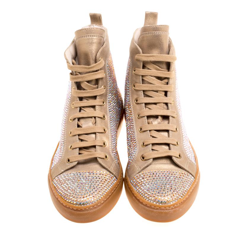 These sneakers from Le Silla are effortlessly suave and amazingly stylish. Brimming with fabulous details, these beige sneakers are crafted from leather into a high-top silhouette and feature a lace-up detailing at the front and gold-tone logo