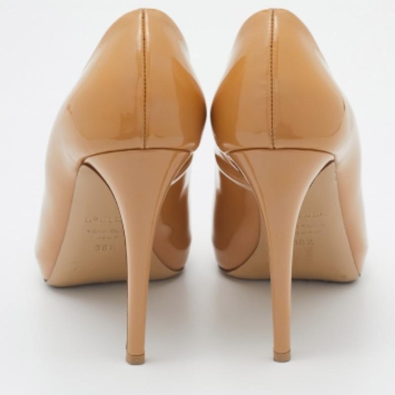 Le Silla Beige Patent Leather Gabry Peep Toe Pumps Size 38.5 In Good Condition For Sale In Dubai, Al Qouz 2