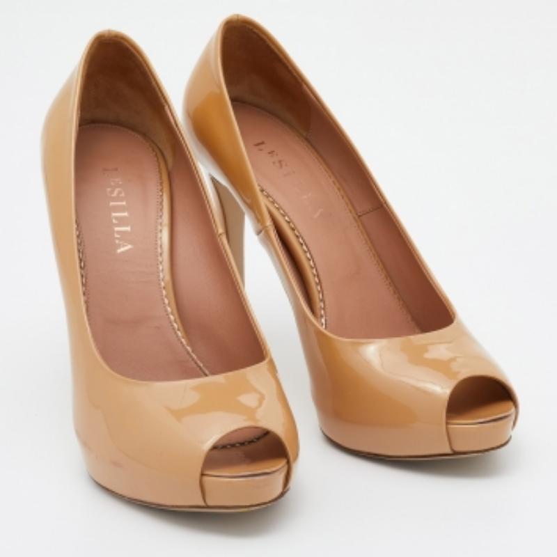 Le Silla Beige Patent Leather Gabry Peep Toe Pumps Size 38.5 For Sale 4