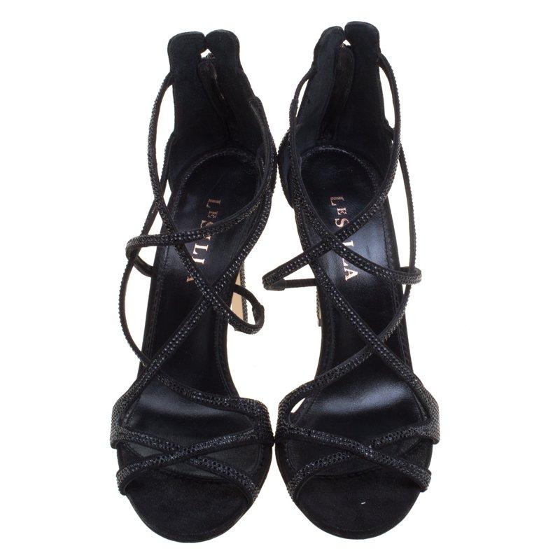 Seductive, scintillating and regal, these sandals from Le Silla are born to enchant and look absolutely breathtaking in a classic black shade. The sandals are crafted from suede and feature an open toe style silhouette. They flaunt beautifully