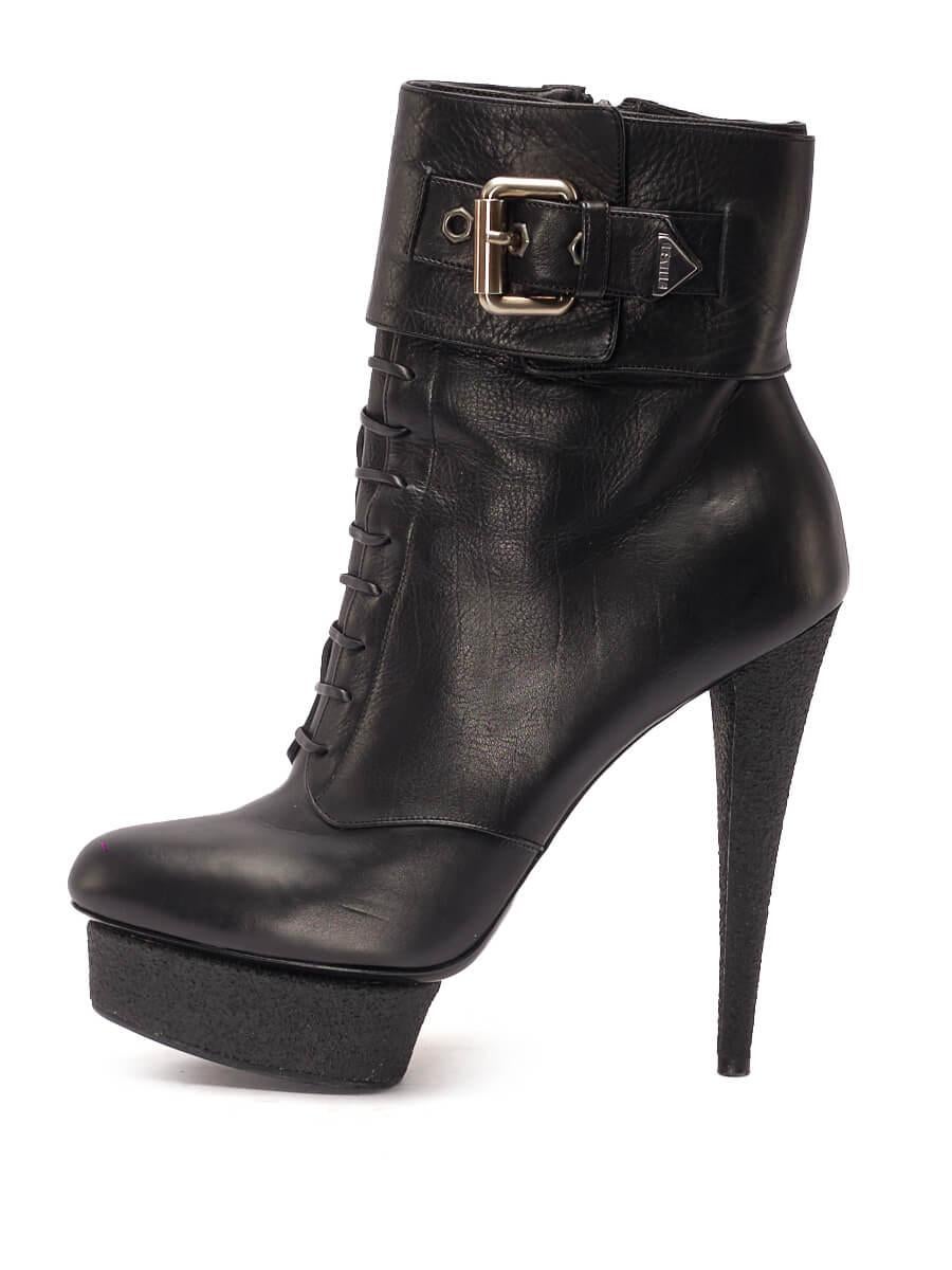 L'ÉTAT est très bon. L'usure minimale des bottes est évidente. Usure minimale du cuir extérieur où l'on peut voir une indentation sur la botte droite de cet article de revente de designer Le Silla d'occasion.
 

 

 

 Détails
 

 

 Noir
 

 Cuir
