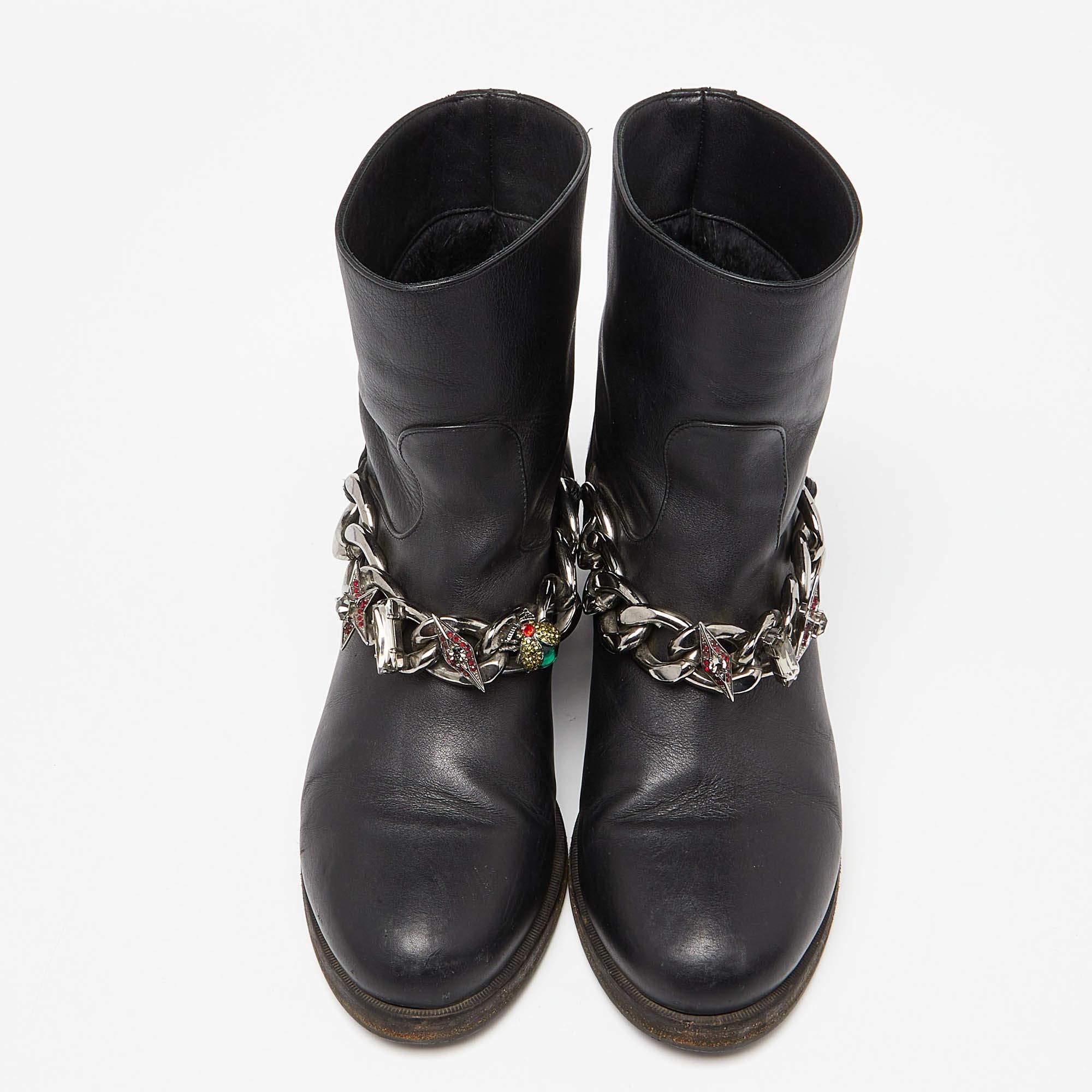 Le Silla Black Leather Embellished Chain Ankle Boots Size 37.5 In Fair Condition For Sale In Dubai, Al Qouz 2