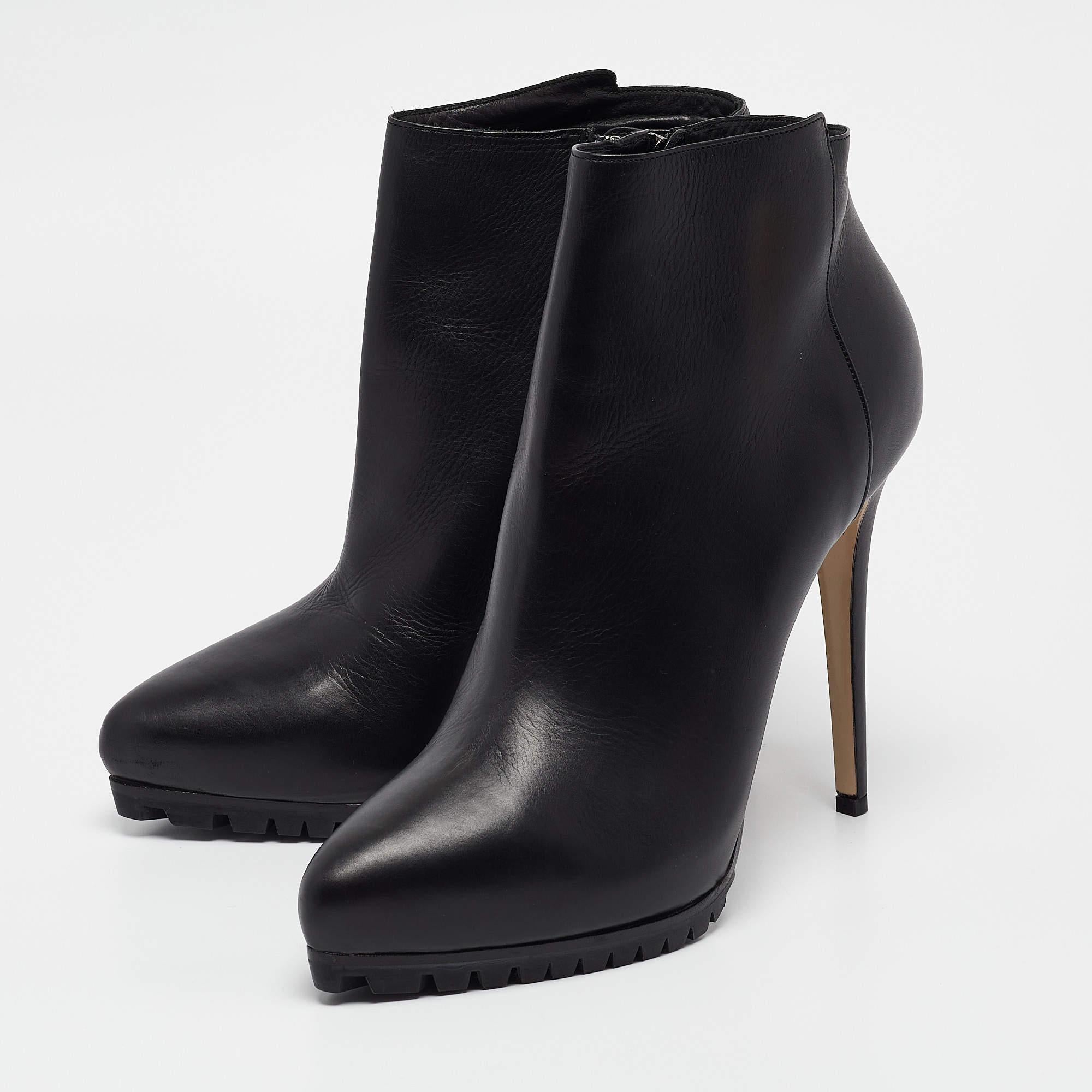 Profitez des journées les plus branchées avec ces bottes élégantes. By Design/One Modern  elles sont conçues pour vous offrir confort et élégance