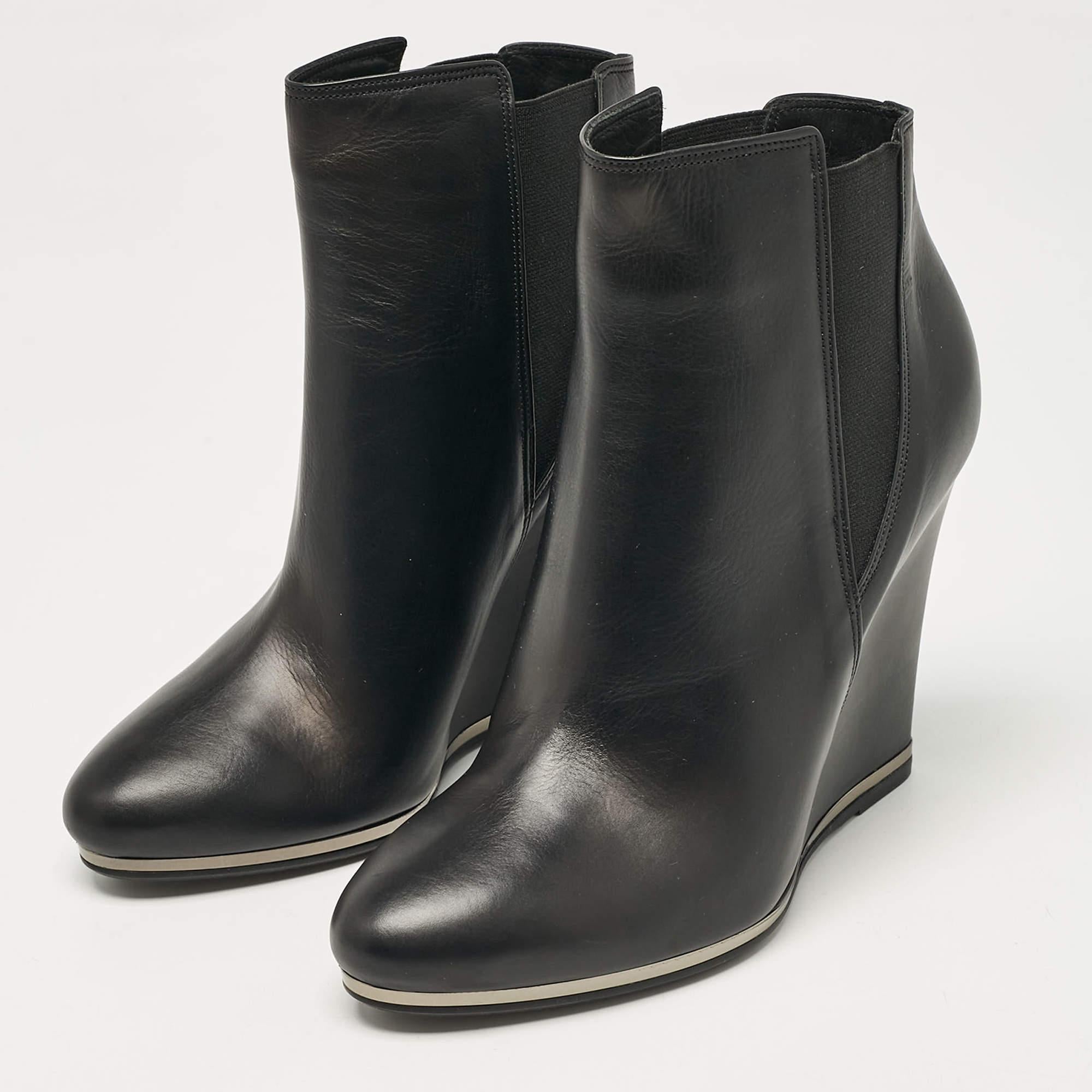 Meticulously designed into a smart silhouette these boots are on point with style. They come with comfortable insoles and durable outsoles to last you forever. These boots are just amazing and you definitely need to get them right away.