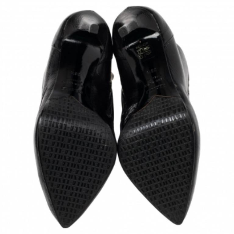 Chic and stylish, Le Silla's collections capture the effortless, nonchalant finesse of the modern woman. Crafted from patent leather in a black shade, these ankle booties are so comfortable with the sturdy heels, you'll never want to take them off.