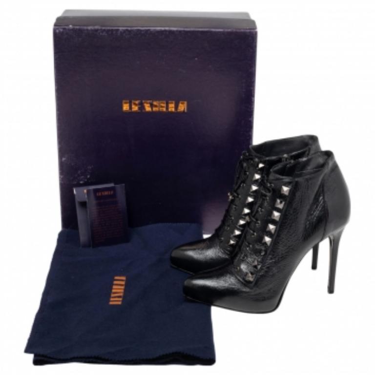 Le Silla Black Patent Leather Lace Up Studded  Ankle Booties Size 38.5 In Excellent Condition In Dubai, Al Qouz 2