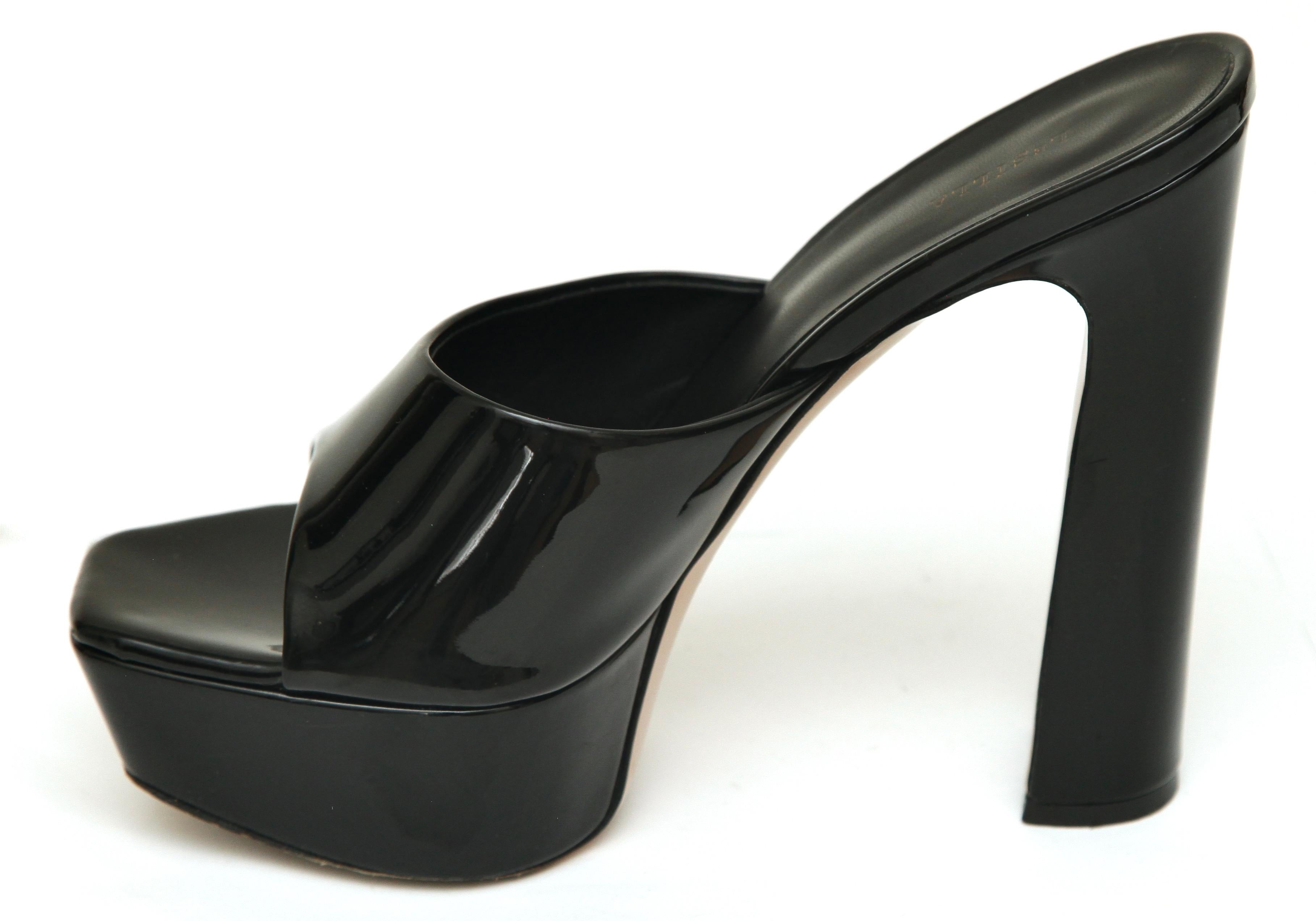 LE SILLA Black Patent Leather RESORT Mule Sandal Platform Heel Slip On 38 $790 In Good Condition For Sale In Hollywood, FL