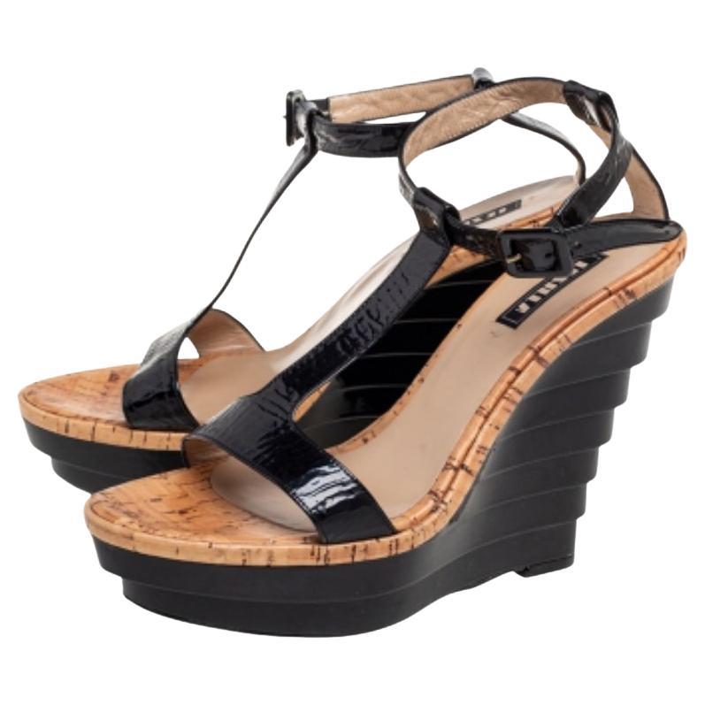 Un flair féminin et un attrait sophistiqué caractérisent ces sandales Le Silla intemporelles. Fabriquées à partir de matériaux de qualité, elles ajouteront un charme opulent à votre look et compléteront de nombreux looks que vous voudrez créer.