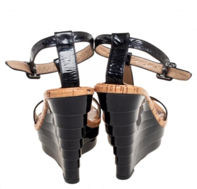 Le Silla Sandales à semelles compensées en cuir verni noir Taille 37.5 Bon état - En vente à Dubai, Al Qouz 2