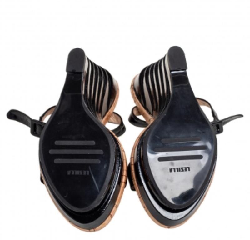 Le Silla Sandales à semelles compensées en cuir verni noir Taille 37.5 en vente 2