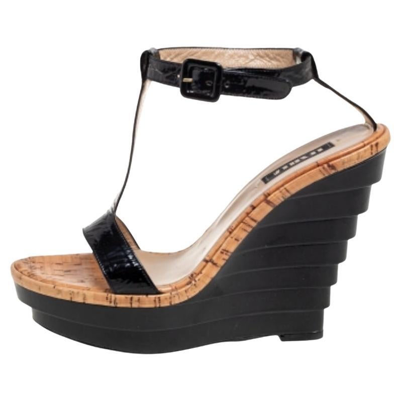 Le Silla Sandales à semelles compensées en cuir verni noir Taille 37.5 en vente