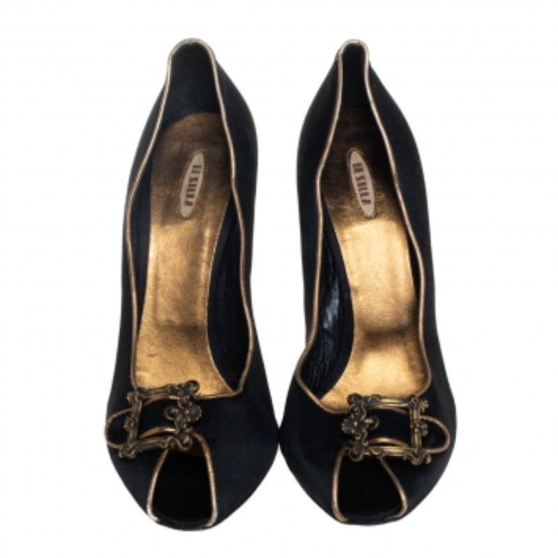 Le Silla Black Satin Buckle Peep-Toe Pumps Size 39 In Good Condition For Sale In Dubai, Al Qouz 2
