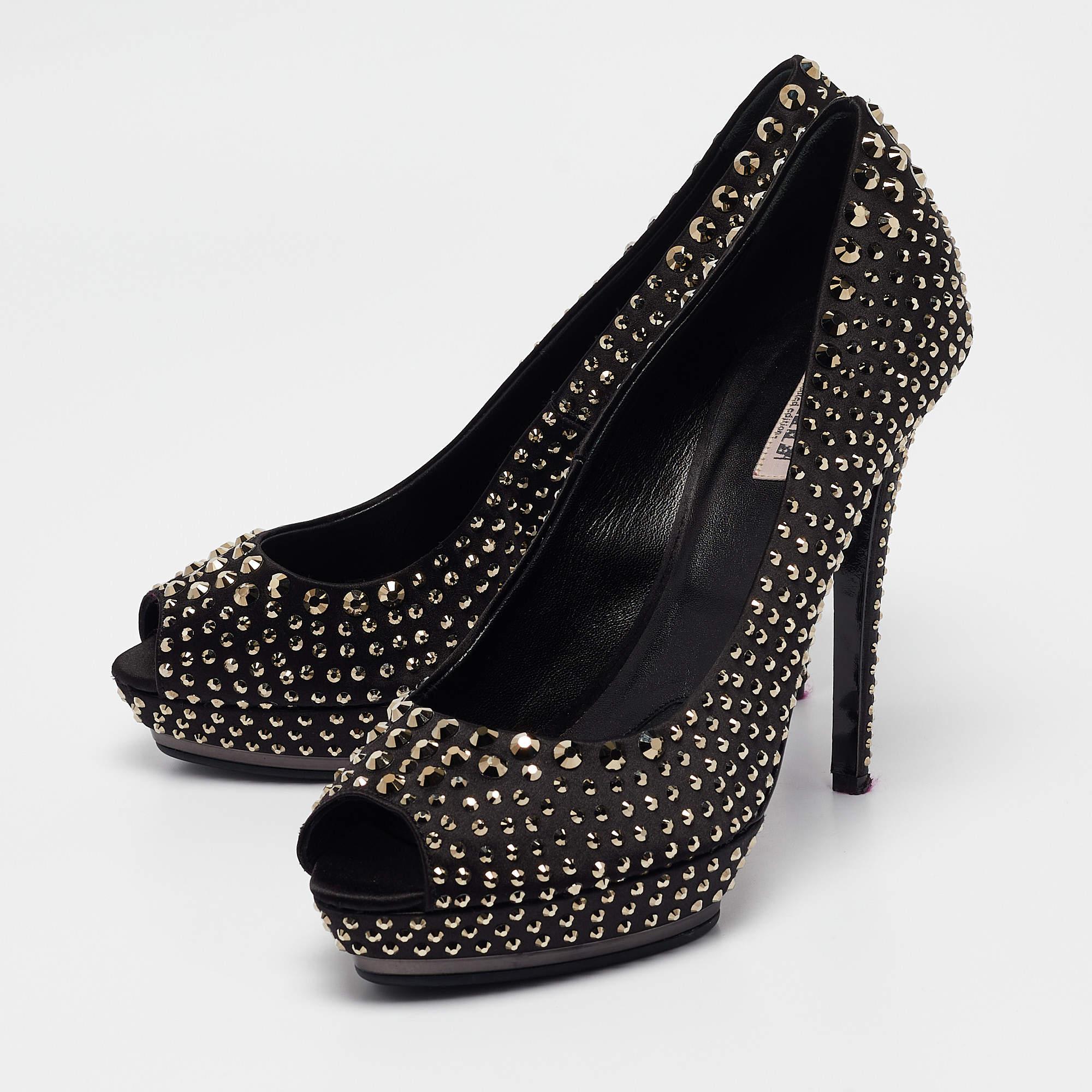 Setzen Sie mit diesen Designer-Pumps ein schickes Stil-Statement. Mit ihren robusten Absätzen und strapazierfähigen Sohlen sind sie perfekt für Ihre modischen Ausflüge