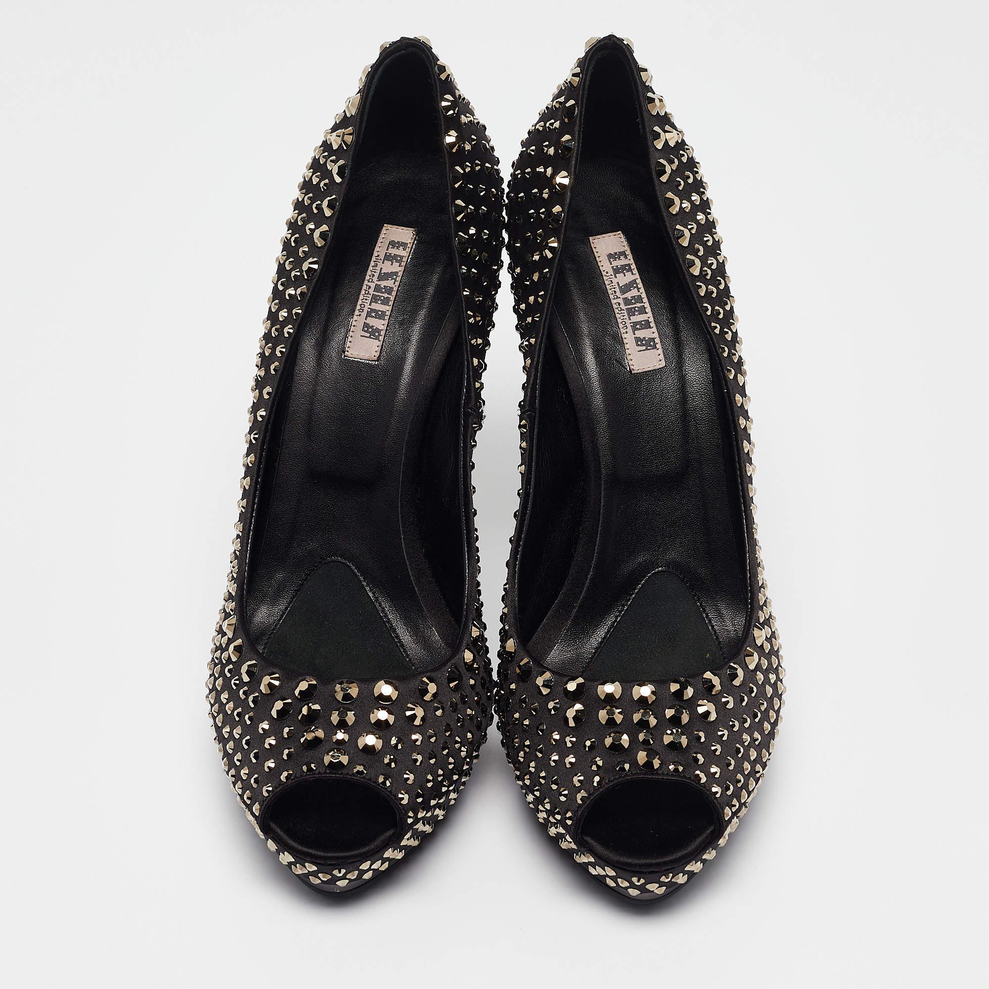 Le Silla Schwarze Satin Kristalle Peep Toe Pumps Größe 41 im Zustand „Gut“ im Angebot in Dubai, Al Qouz 2