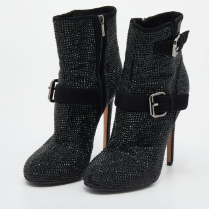 Chatoyantes et scintillantes, ces bottes Le Silla vous feront briller plus que les étoiles ! Ces bottines noires sont fabriquées en daim, affichent un extérieur délicieusement embelli et sont dotées de boucles et de fermetures éclair latérales. Des