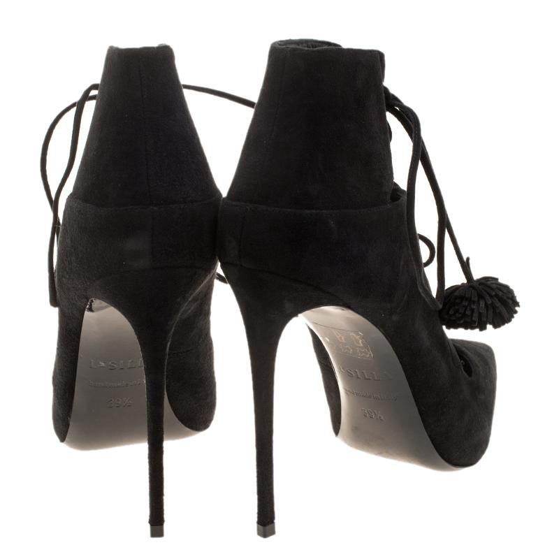 Le Silla Black Suede Lace Up Pointed Toe Ankle Boots Size 39.5 In New Condition In Dubai, Al Qouz 2