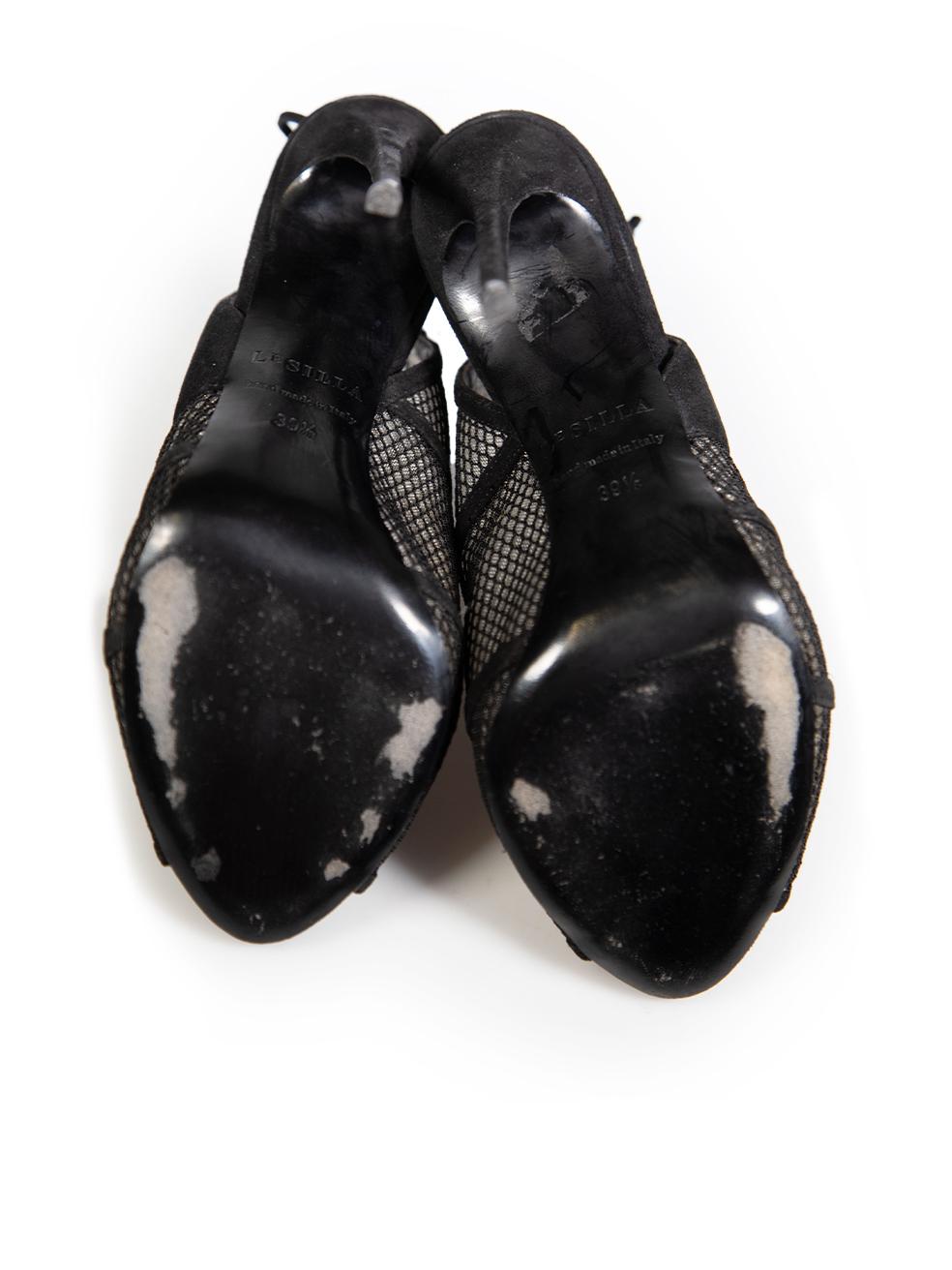 L'ÉTAT est très bon. L'usure des talons est minime. Légères abrasions et décolorations à la pointe, aux côtés, à l'arrière et aux talons des deux chaussures sur cet article de revente de designer Le Silla d'occasion. Cet article est livré avec sa