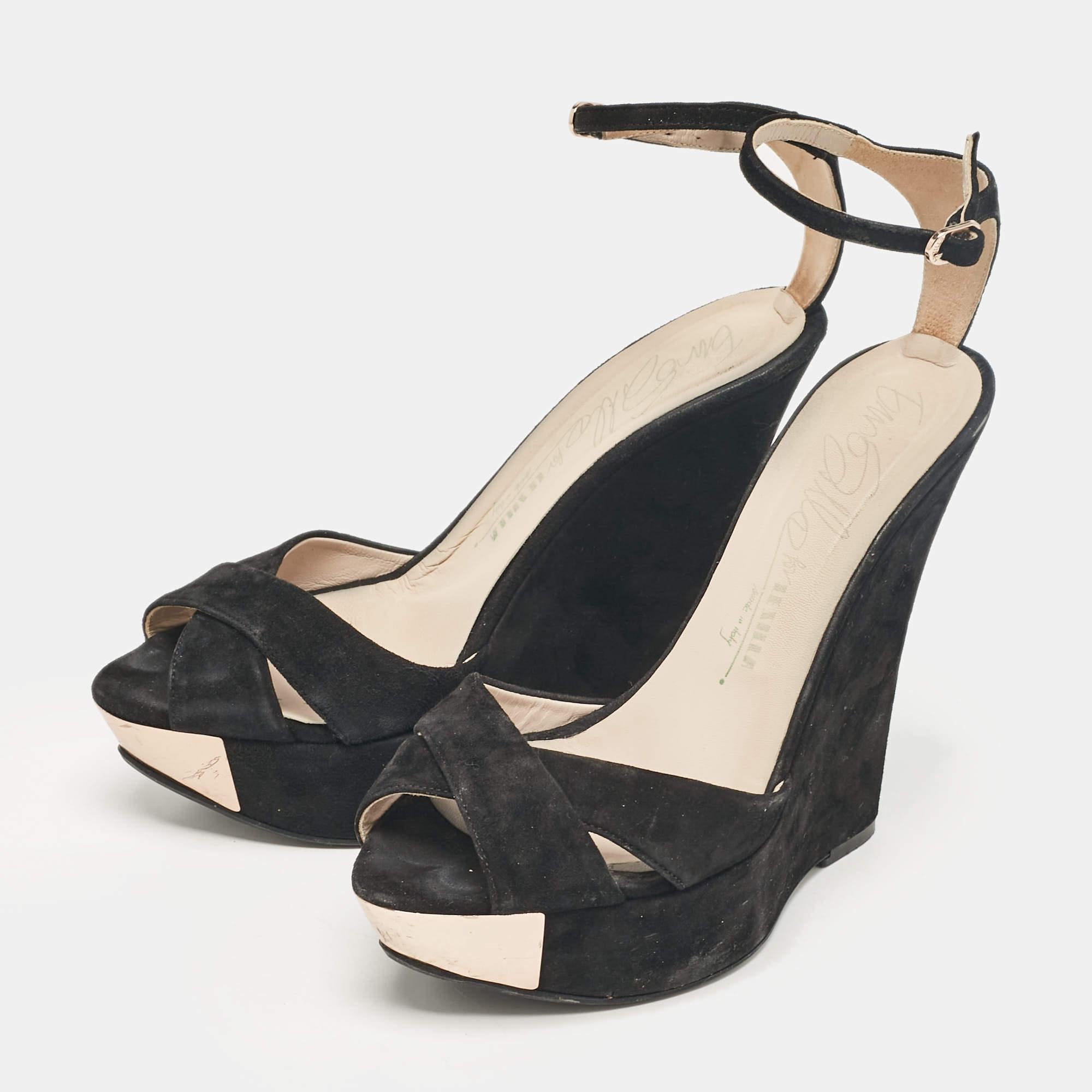 These sandals will frame your feet in an elegant manner. Crafted from quality materials they display a classy design and comfortable insoles.