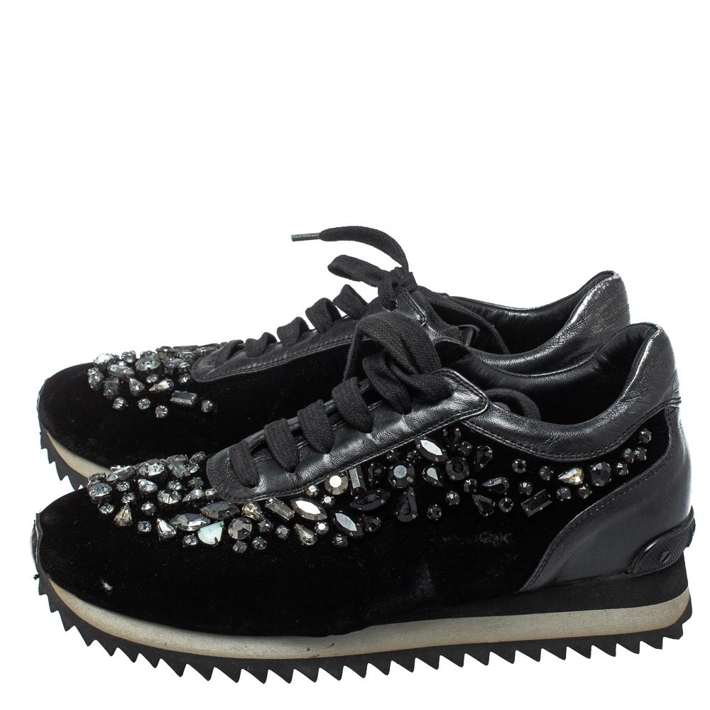 Le Silla Black Velvet and Leather Crystal Embellished Low Top Sneakers Size 36.5 In Good Condition For Sale In Dubai, Al Qouz 2