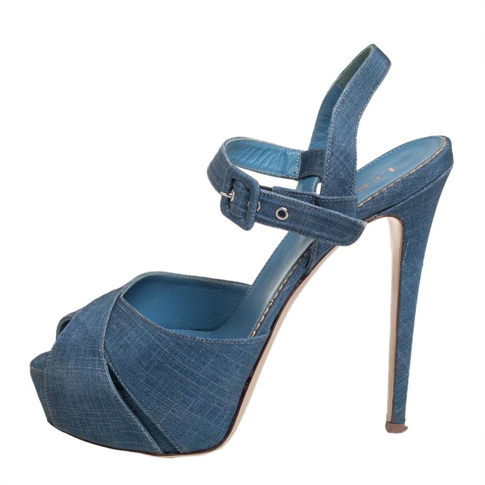 This classic design from Le Silla is crafted from light blue denim. Fashioned to elevate you and your style, the sandals feature platforms, tapered stiletto heels, and ankle straps with buckle closure.

