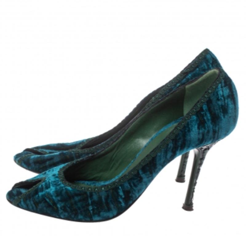 Exuding a vintage appeal, these Le Silla pumps will amp up your outfit elegantly. They are crafted from velvet in blue and green colors and feature peep-toes. The pumps are set on 10 cm heels and reflect Italian craftsmanship in shoemaking.