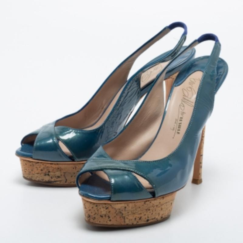 Luce un look elegante con estas sandalias. Creados a partir de materiales de primera calidad, se apilan sobre cómodos tacones y las duraderas suelas de este par añaden funcionalidad al diseño.