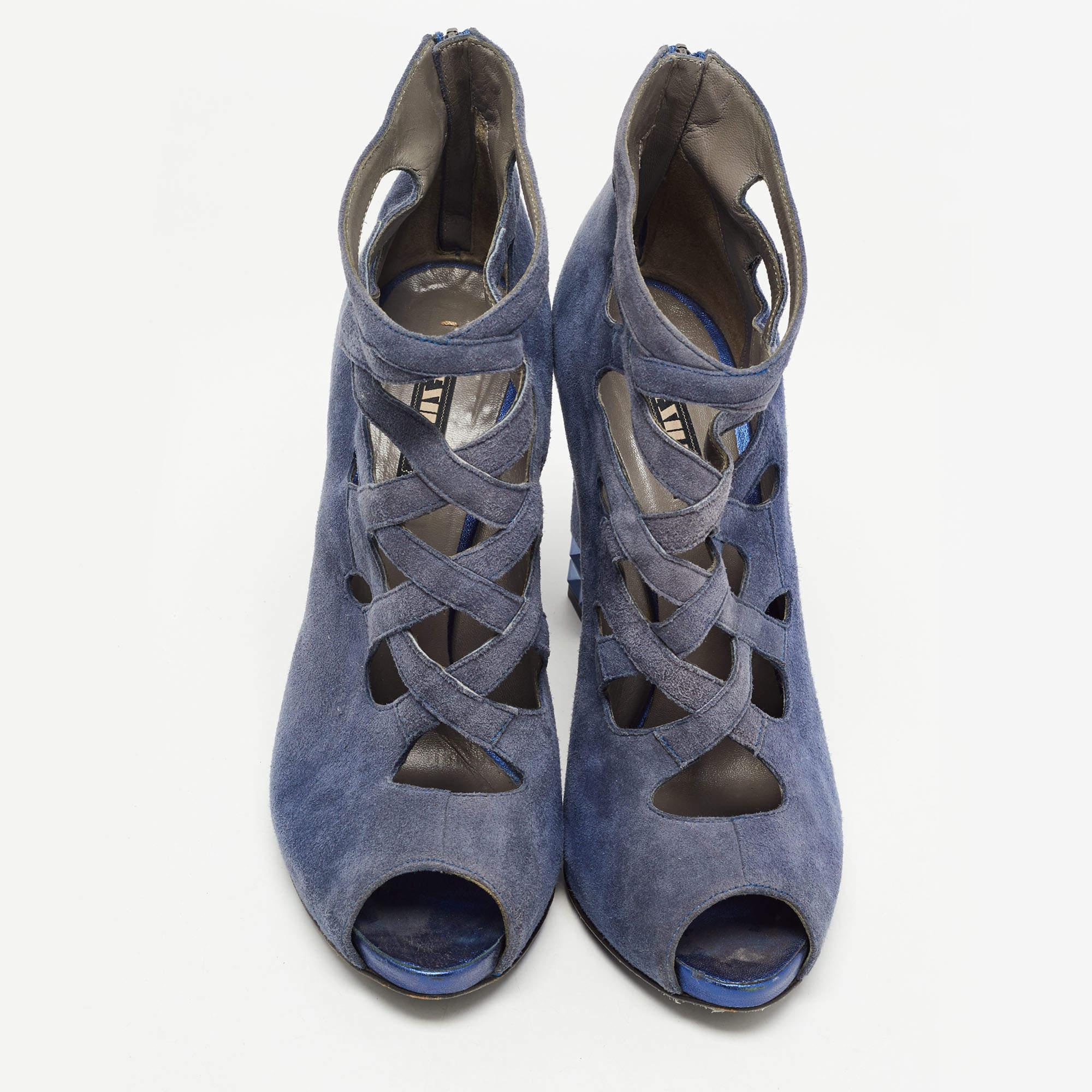 Le Silla Blue Suede Cut Out  Peep Toe Platform Ankle Boots Size 38.5 In Good Condition For Sale In Dubai, Al Qouz 2