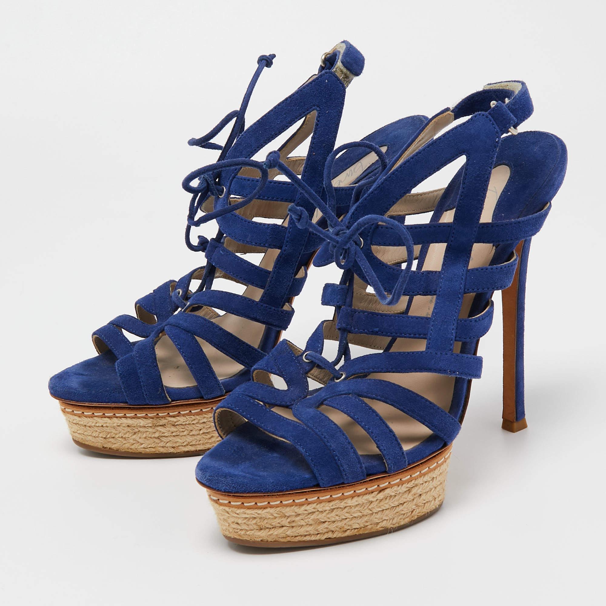Questi sandali incorniceranno i tuoi piedi in modo elegante. Realizzate con materiali di qualità, presentano un design di classe e solette confortevoli.