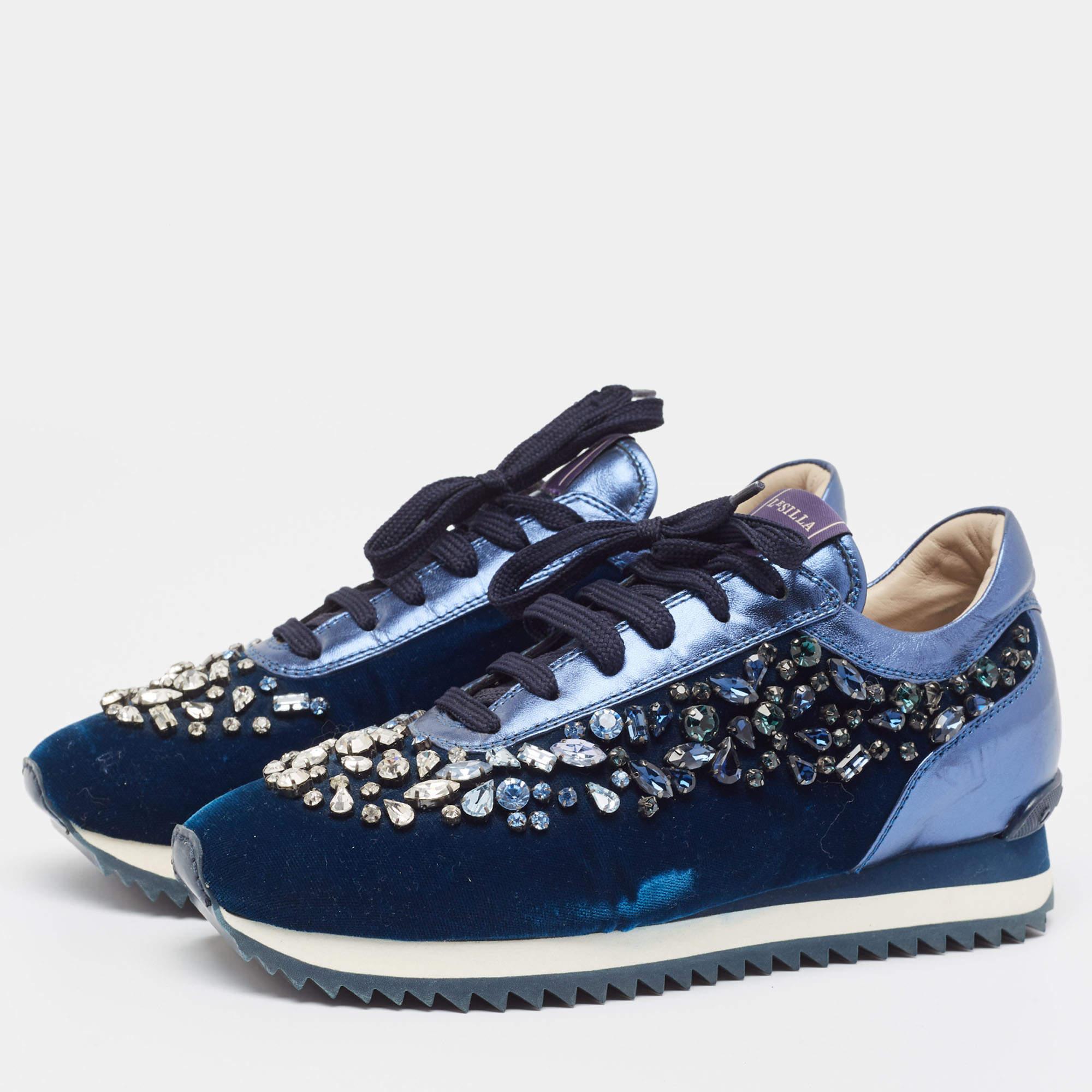 These sneakers from Le Silla are super sturdy, stunning, and stylish. They are crafted from navy-blue leather and velvet into a low-top silhouette. Embellished with crystals, they showcase lace-up fastenings and gunmetal-tone hardware on the vamps.