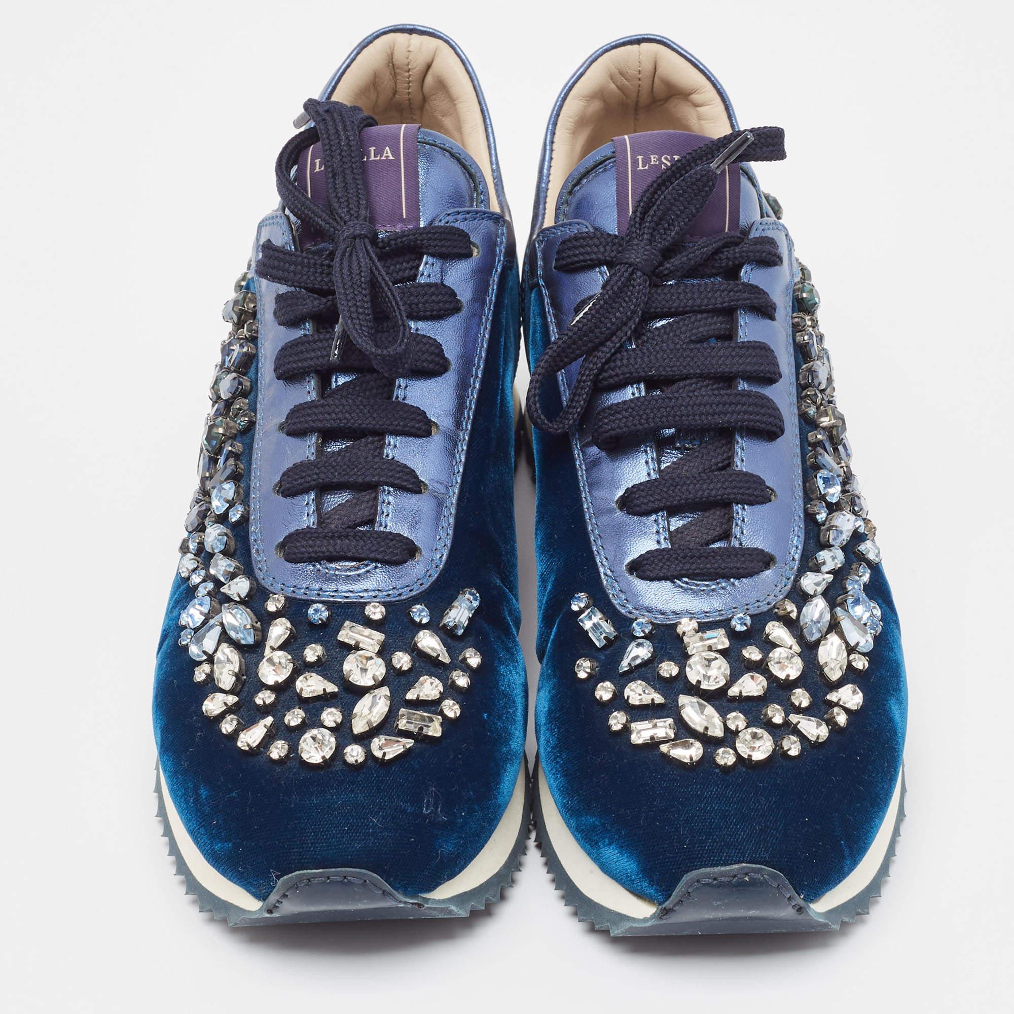 Le Silla Blue Velvet & Leather Crystal Embellished Low Top Sneakers Size 38.5 In Good Condition For Sale In Dubai, Al Qouz 2