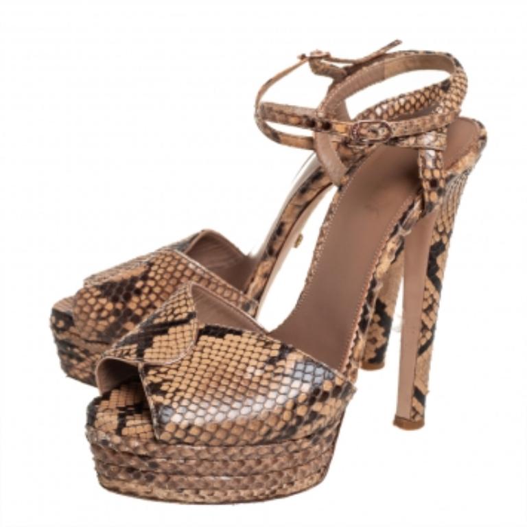 Win praises every time you step out in these sandals from Le Silla! Beautifully designed with python, they successfully present a gorgeous appeal with beige and brown hues. The pair carries broad straps at the vamp, ankle fastenings, and heels