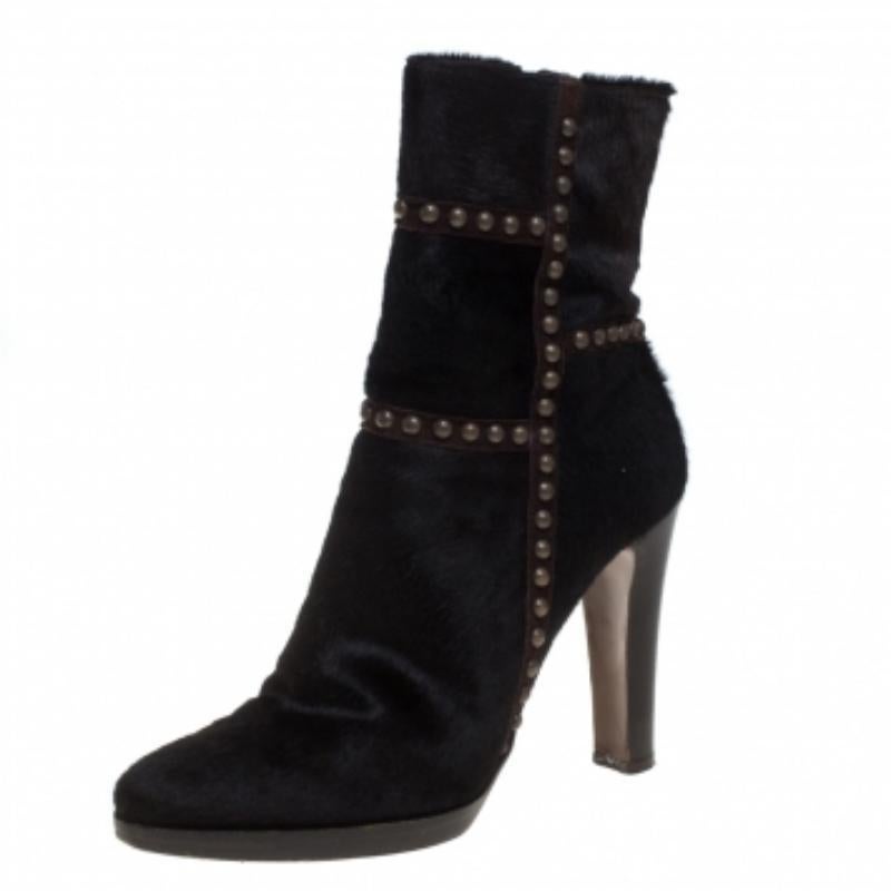 Designed for women who love experimenting, these ankle boots from Le Silla are extremely stylish. The brown calf hair construction is enhanced with eye-catching stud embellishments and side zip closures. The boots are equipped with comfortable