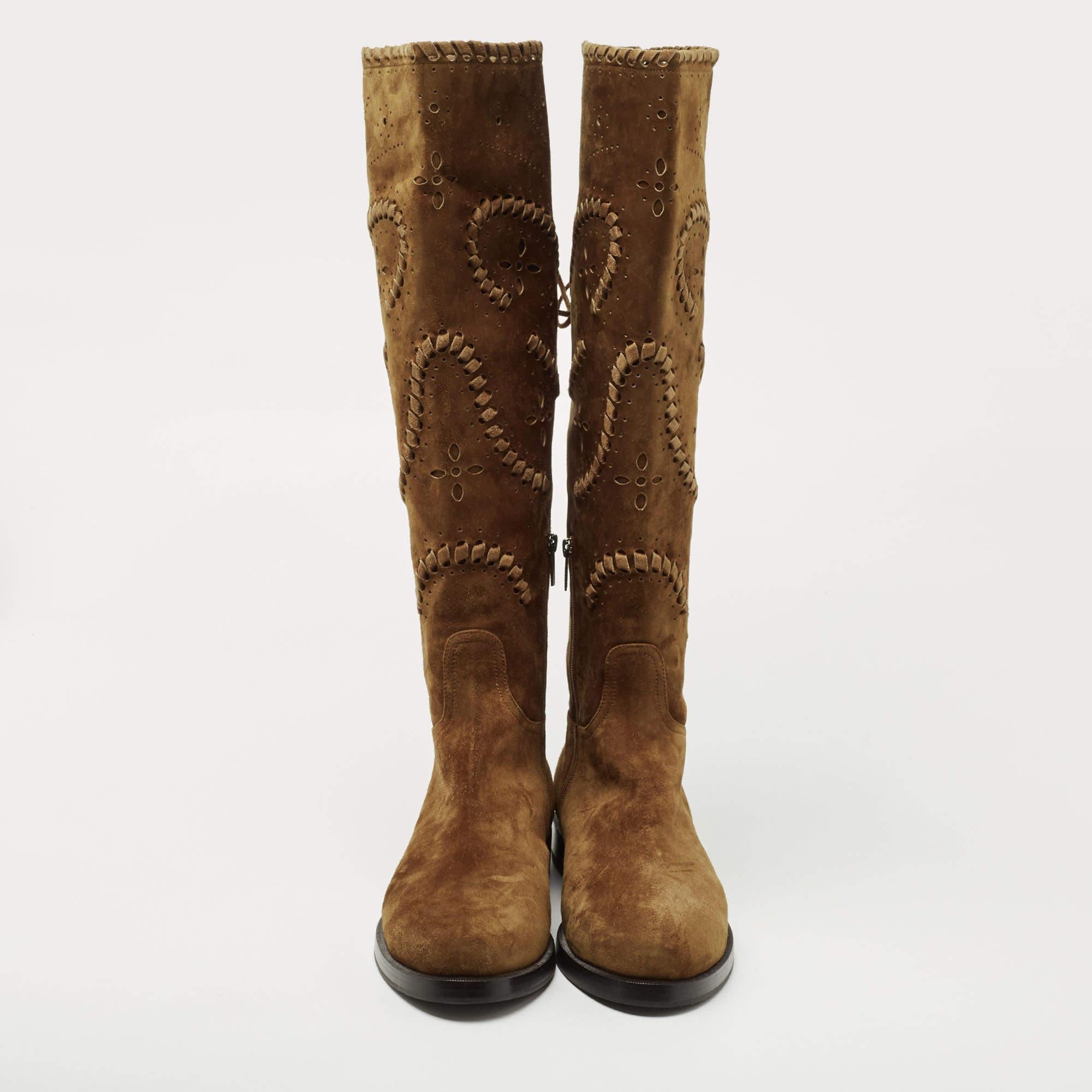 Le Silla brings refinement and class to your wardrobe with these classy boots. They are made from brown laser-cut suede into a knee-length silhouette. They showcase zipper fastening, tassel detailing, and gunmetal-tone hardware. Make your attire