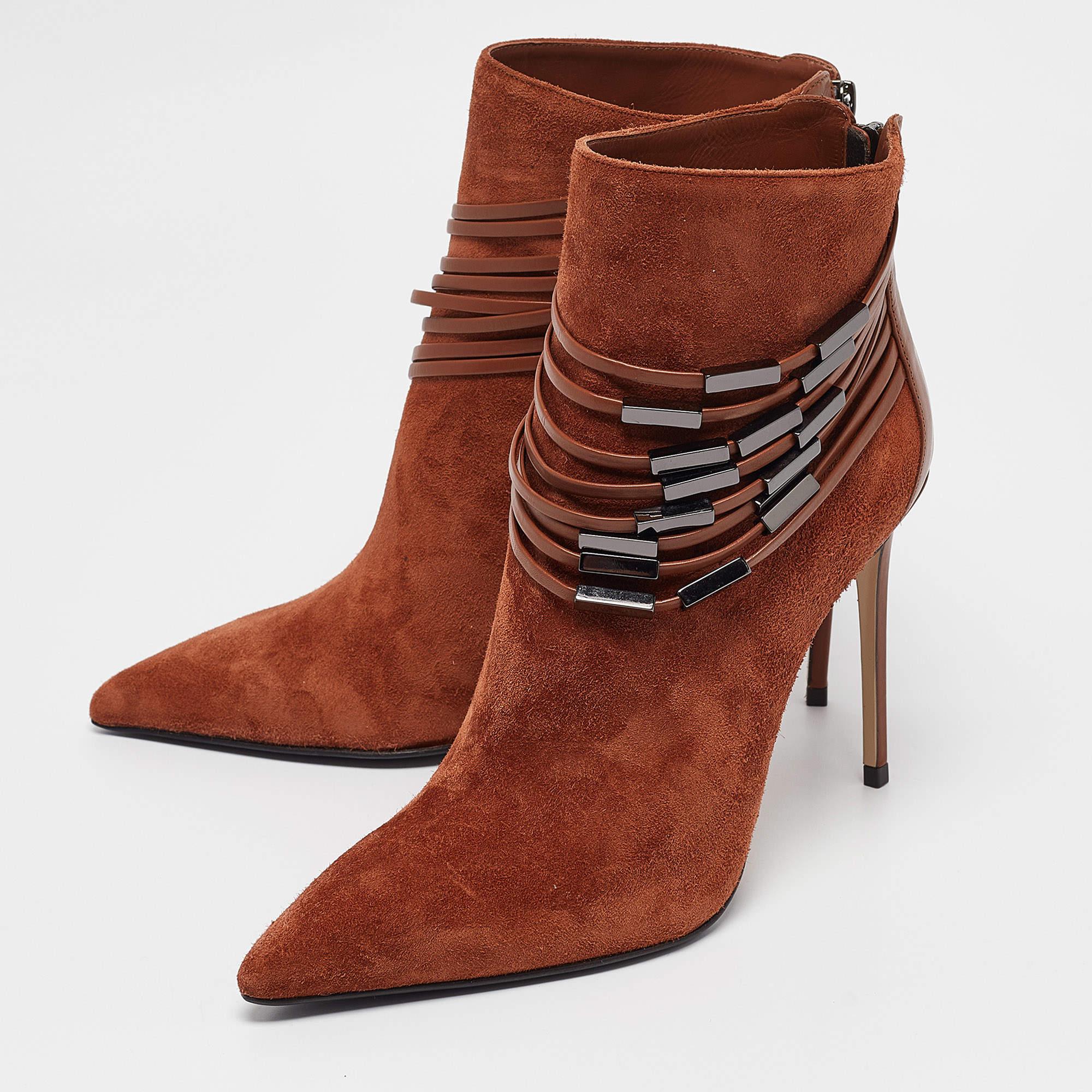 Meticulously designed into a smart silhouette these boots are on point with style. They come with comfortable insoles and durable outsoles to last you forever. These boots are just amazing and you definitely need to get them right away.