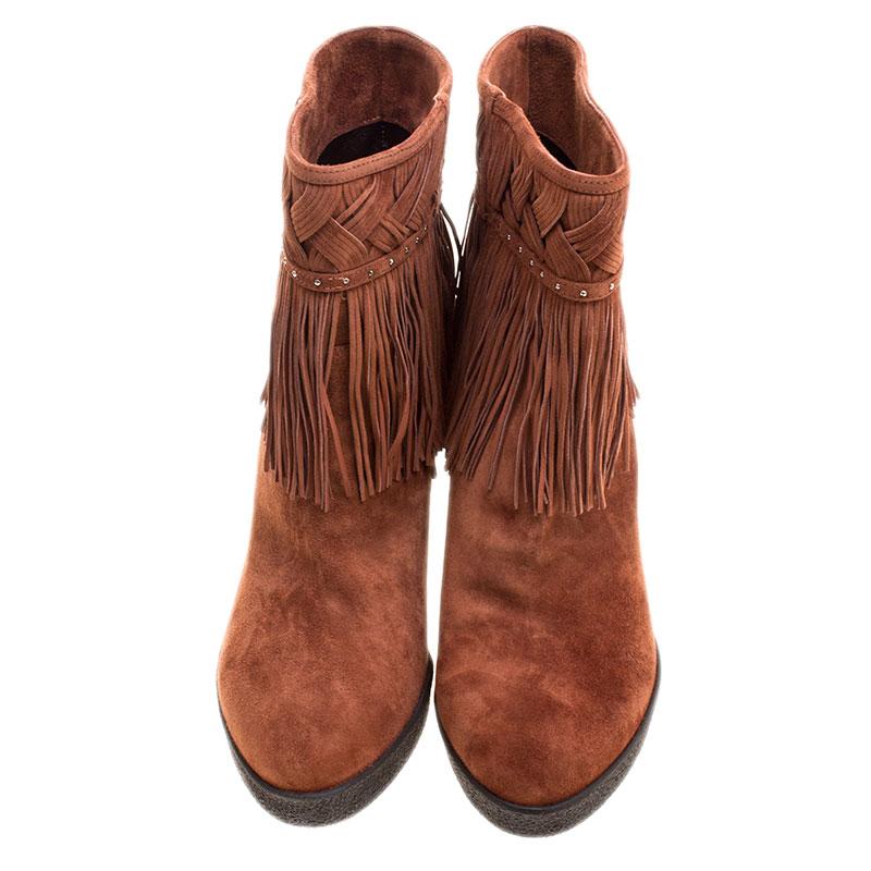 Fringes and boots make for the perfect fun and flirty winter or summer bohemian looks, and these Le Silla wedge boots are perfect to wear through the day. Constructed in brown suede material, these boots features braided embroidery around the top