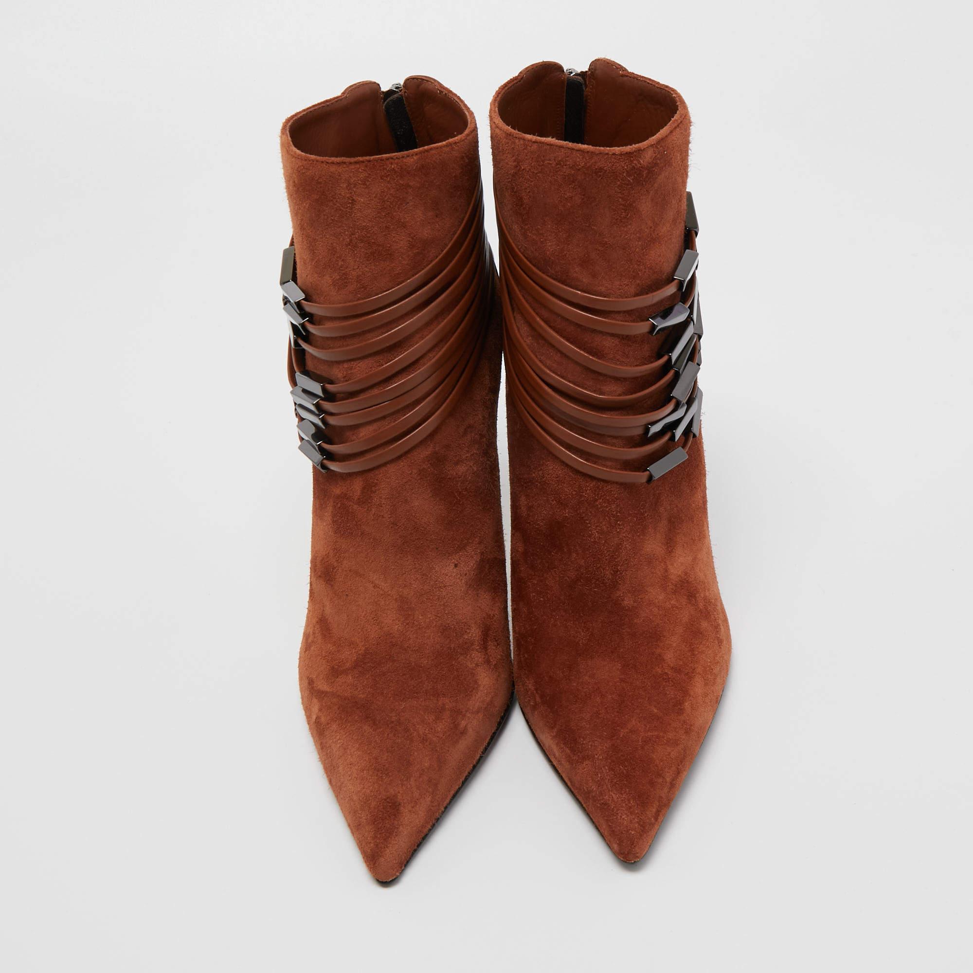 Meticulously designed into a smart silhouette, these boots are on-point with style. They come with comfortable insoles and durable outsoles to last you forever. These boots are just amazing, and you definitely need to get them right away.

Includes: