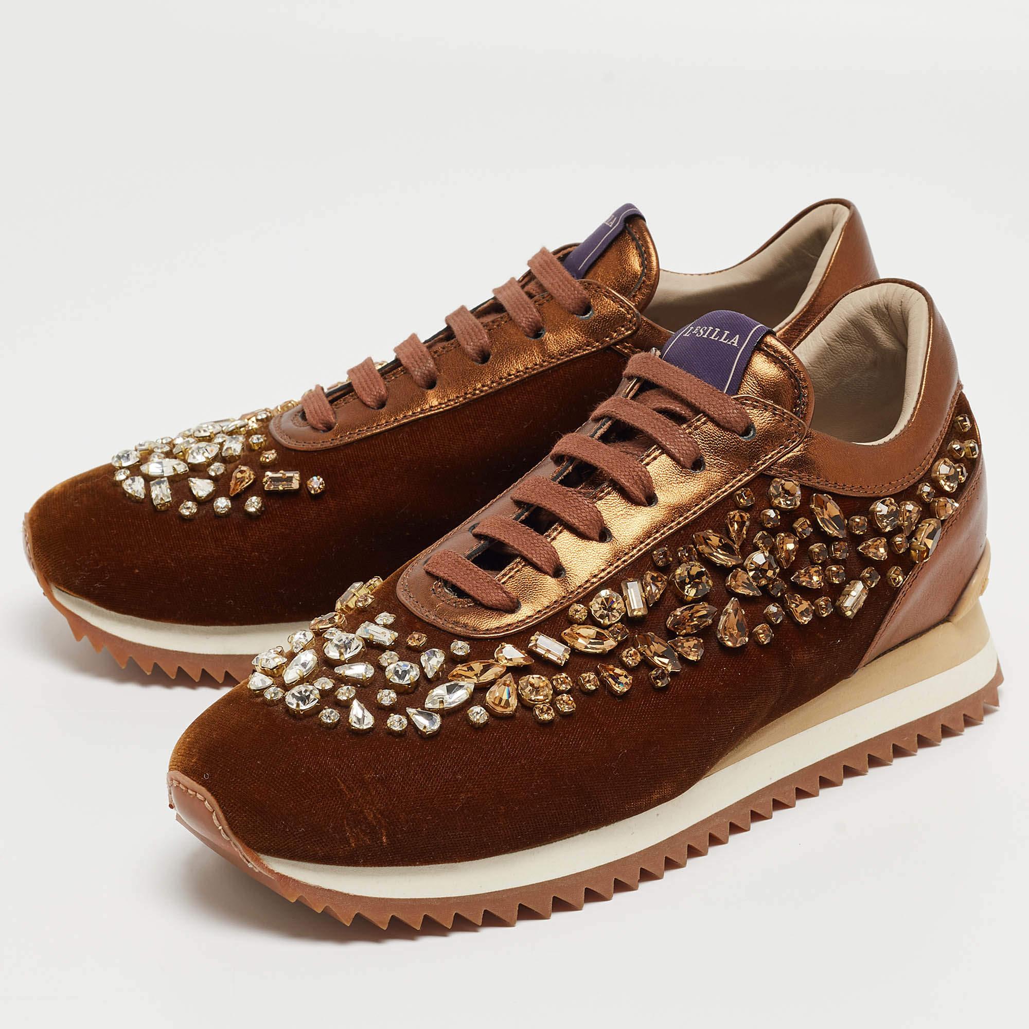 Designed to elevate your style quotient and give you comfort at the same time, these Le Silla kicks are crafted using the best materials. Pair them with your casuals for a cool look.