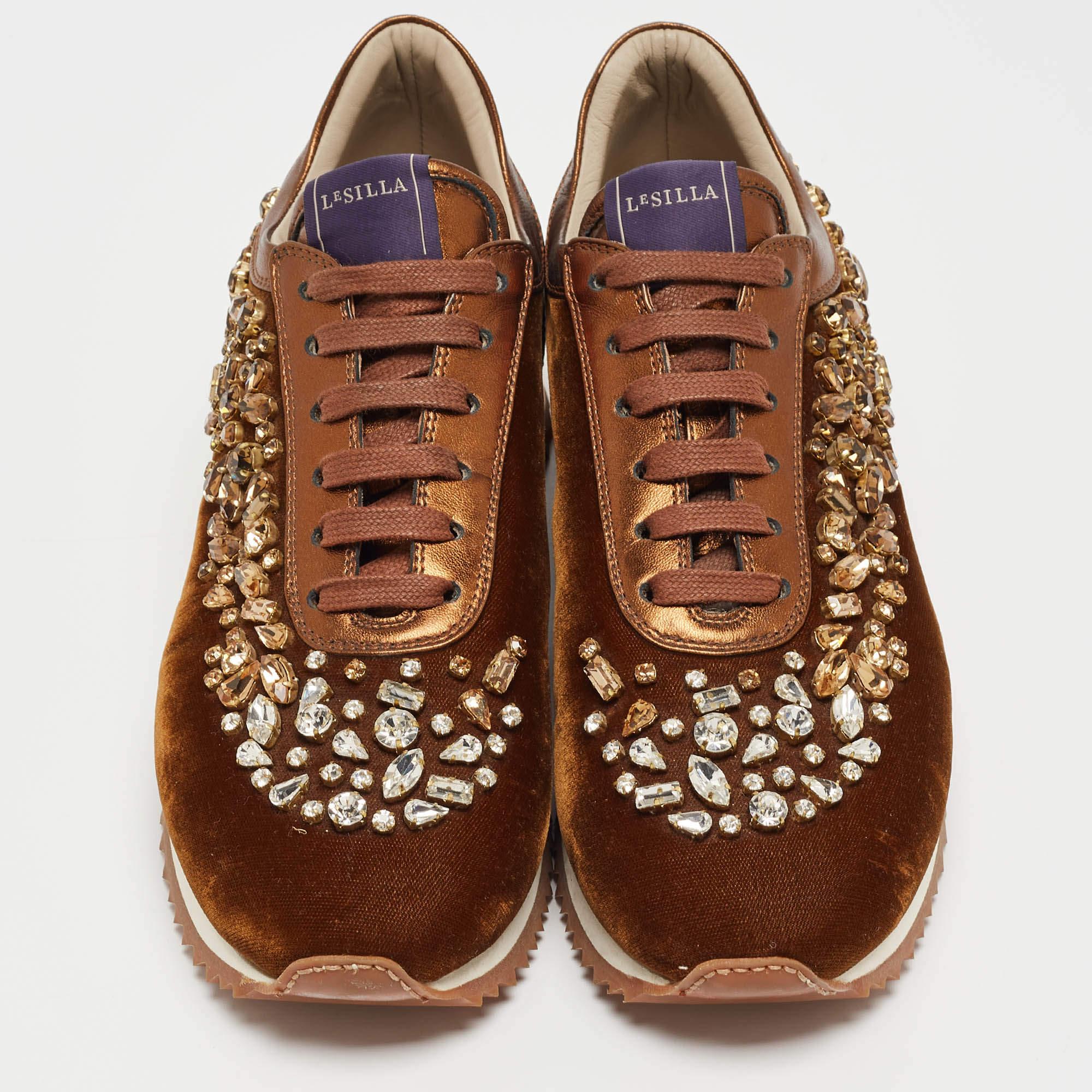 Le Silla Brown Velvet and Leather Crystal Embellished Low Top Sneakers Size 38.5 In Excellent Condition For Sale In Dubai, Al Qouz 2