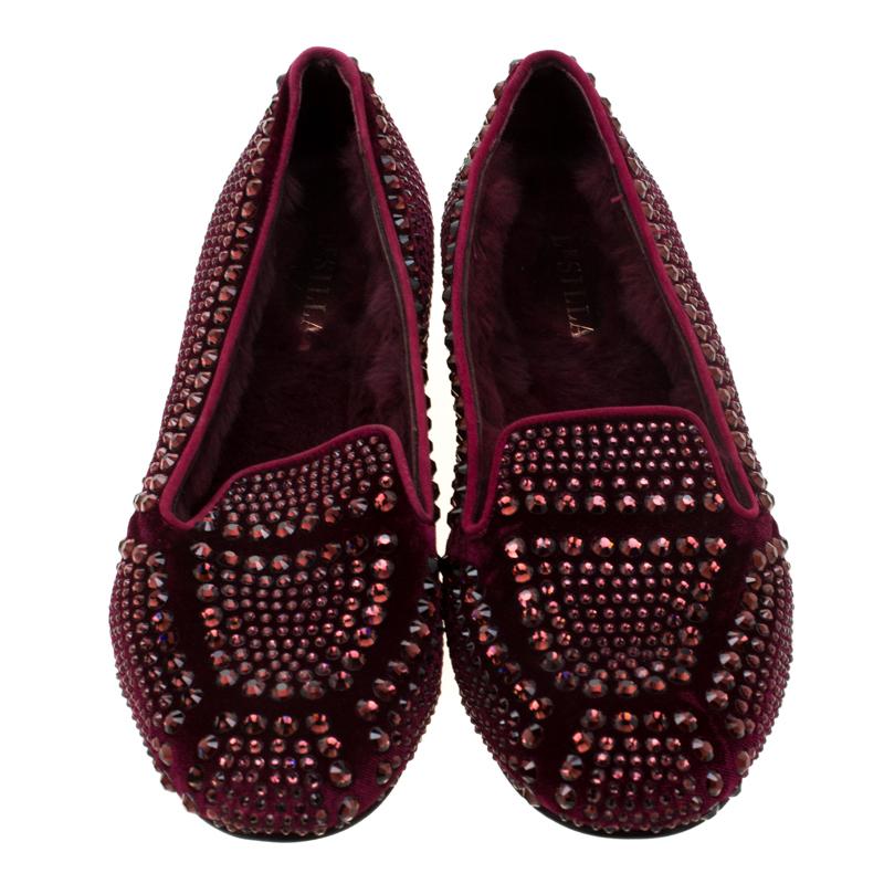 Studded to perfection, this pair of loafers from the house of Le Silla are a classic piece to adorned your wardrobe. Featuring a slip on design, these shoes come with crystal embellishments and have been crafted from soft suede for a stand-out