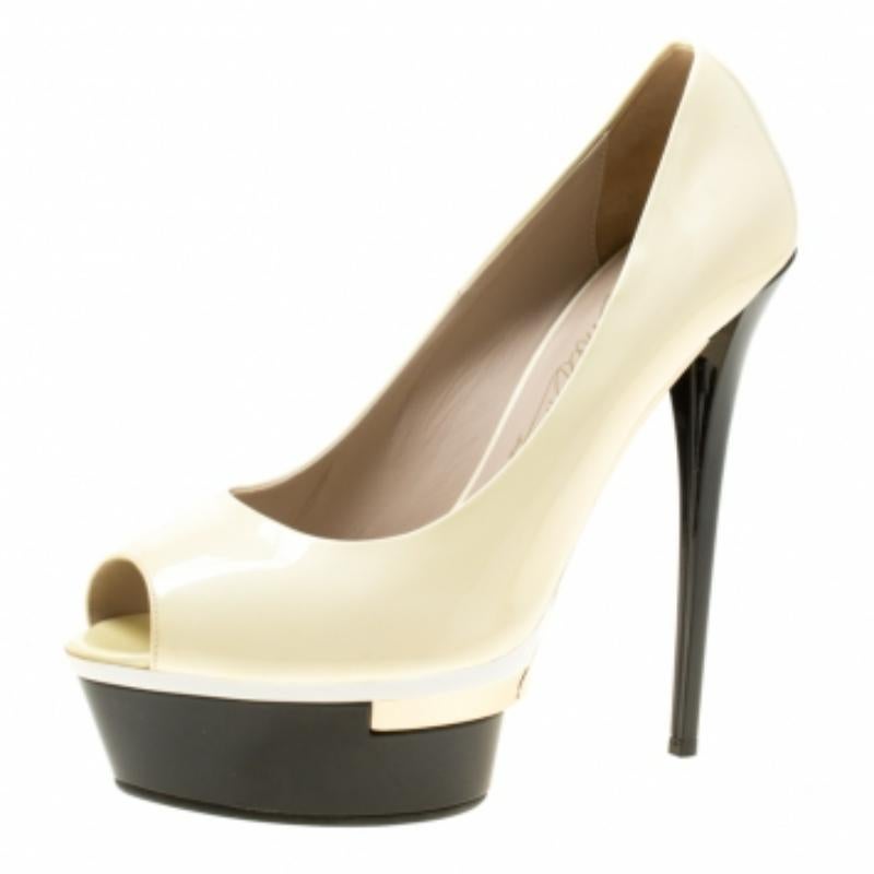 Vous êtes prête à toucher le ciel avec ces magnifiques escarpins Le Silla ! Ces escarpins crème sont confectionnés en cuir verni et présentent une silhouette à bouts pointus. Ils sont dotés de semelles intérieures confortables doublées de cuir, de