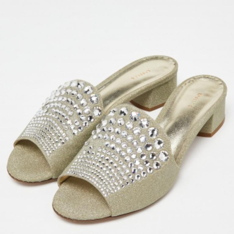 Ces sandales encadreront vos pieds de manière élégante. Fabriquées à partir de matériaux de qualité, elles présentent un design élégant et des semelles intérieures confortables.
